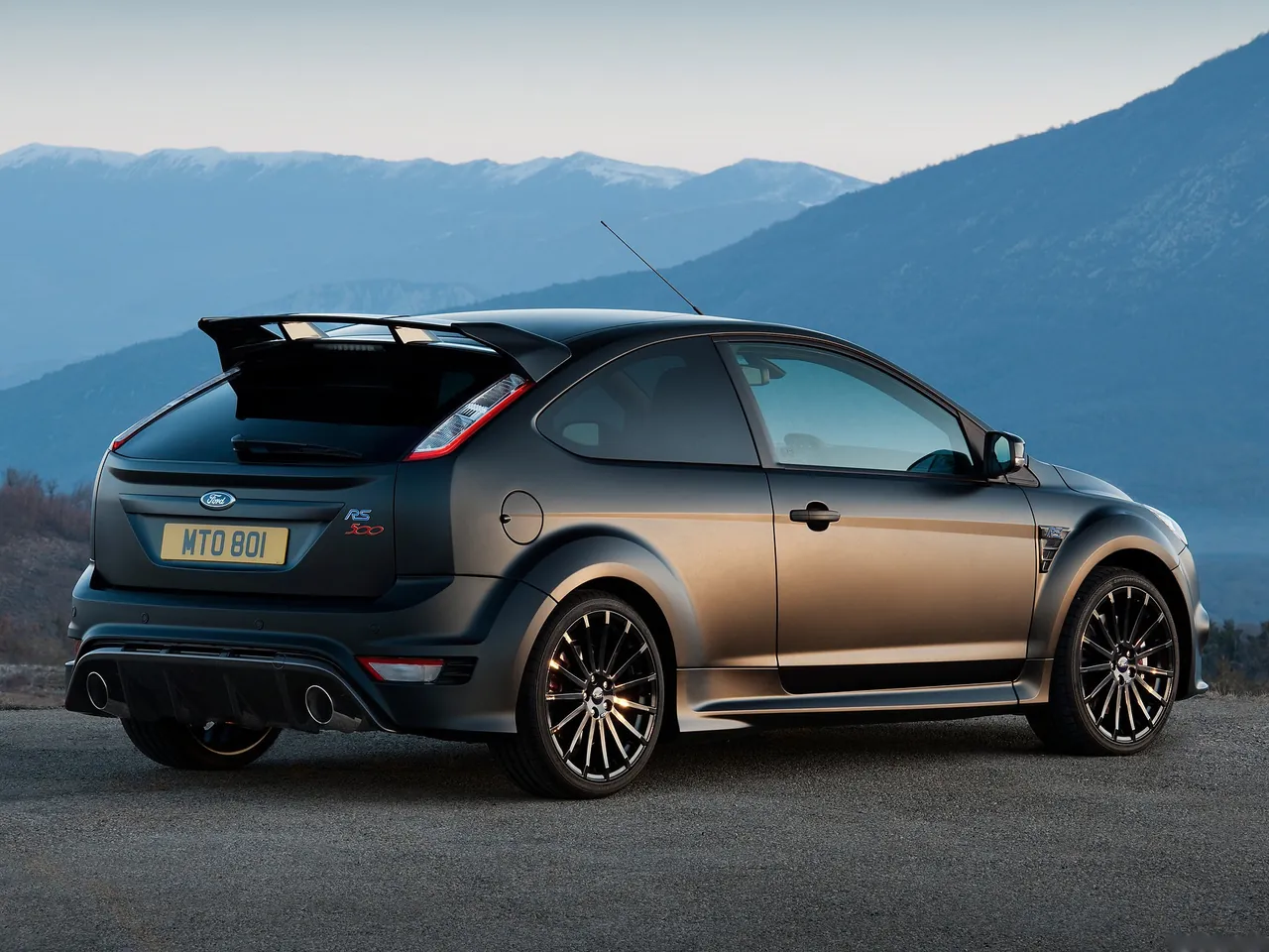 Ford Focus RS500 (2011) – zadní tříčtvrteční pohled