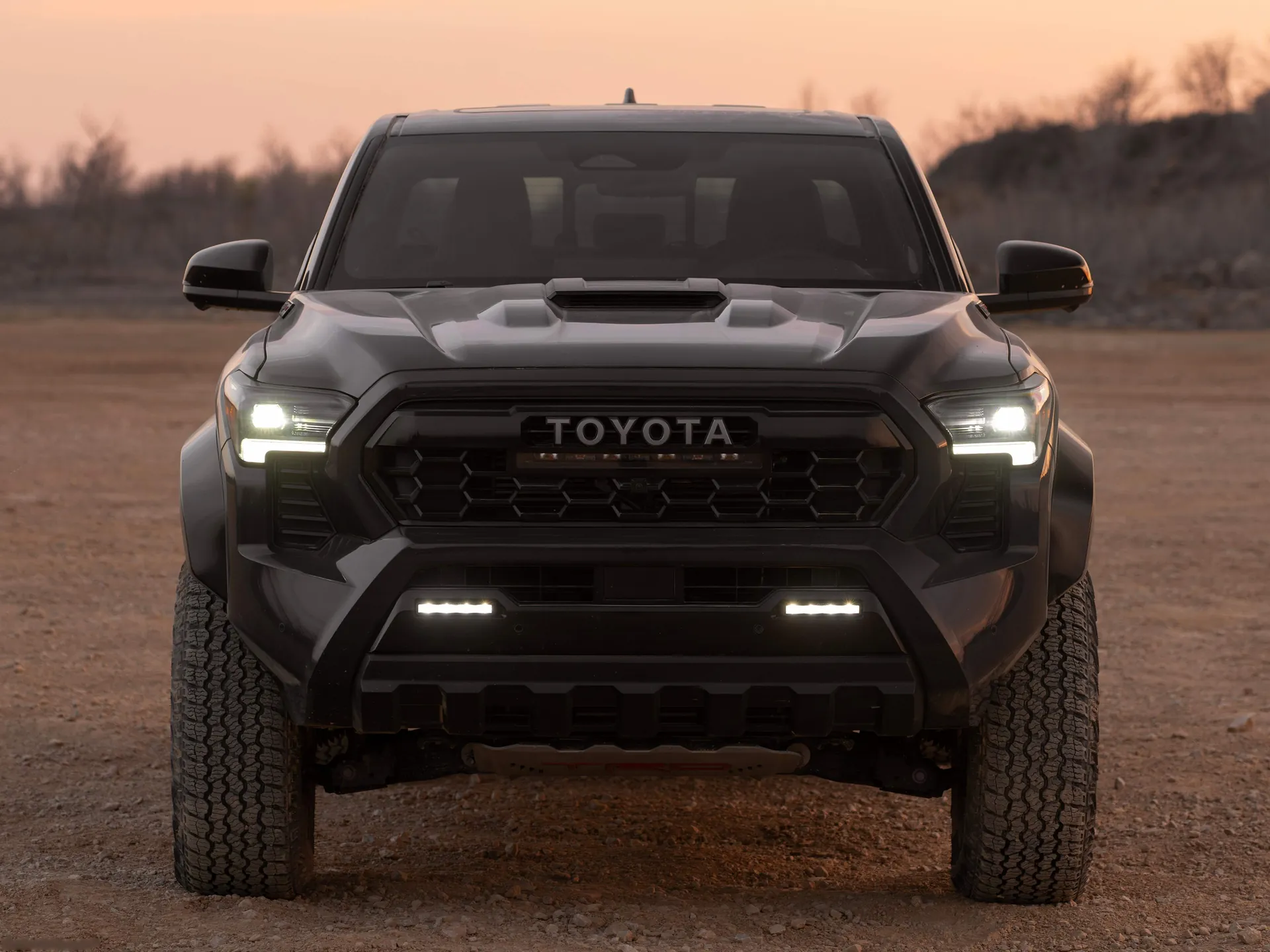 Toyota Tacoma i-FORCE MAX TRD Pro (2024) – zepředu