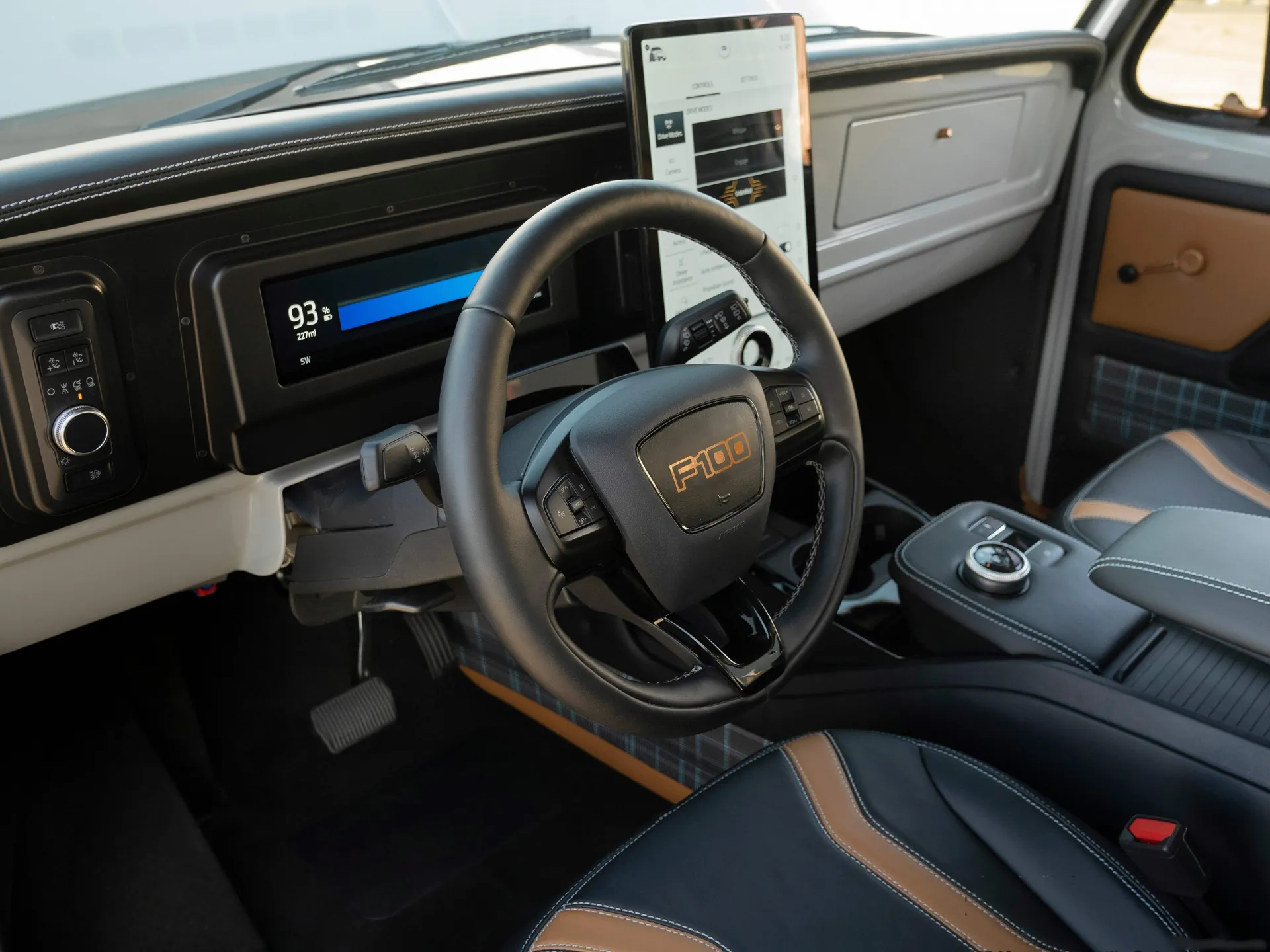 Ford F-100 Eluminator Concept (2021) – interiér