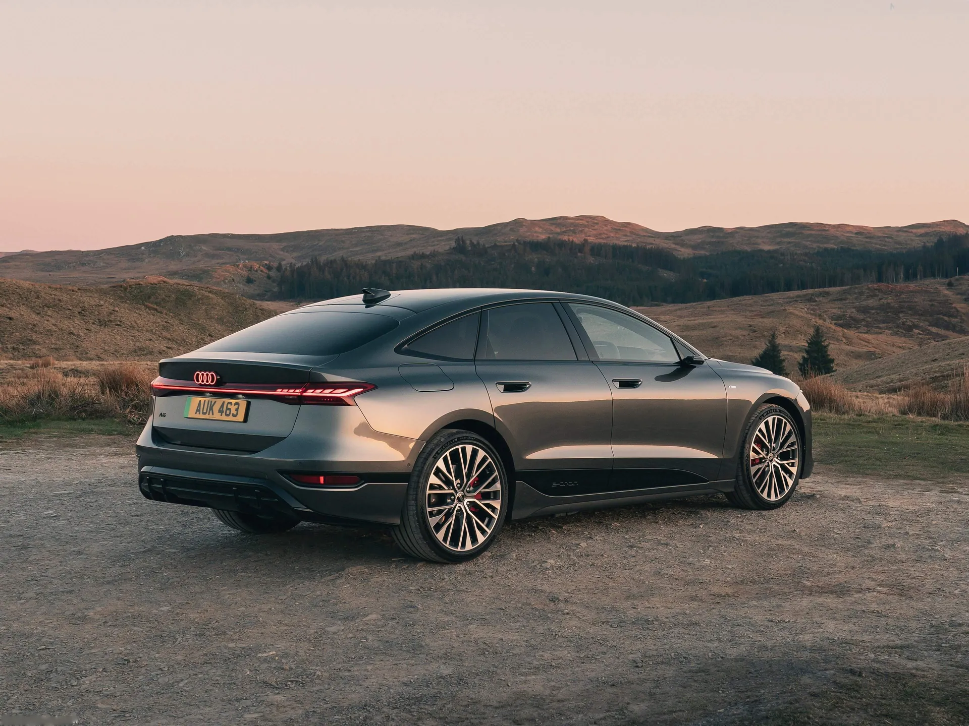 Audi A6 Sportback e-tron performance [UK] (2025) – zadní tříčtvrteční pohled