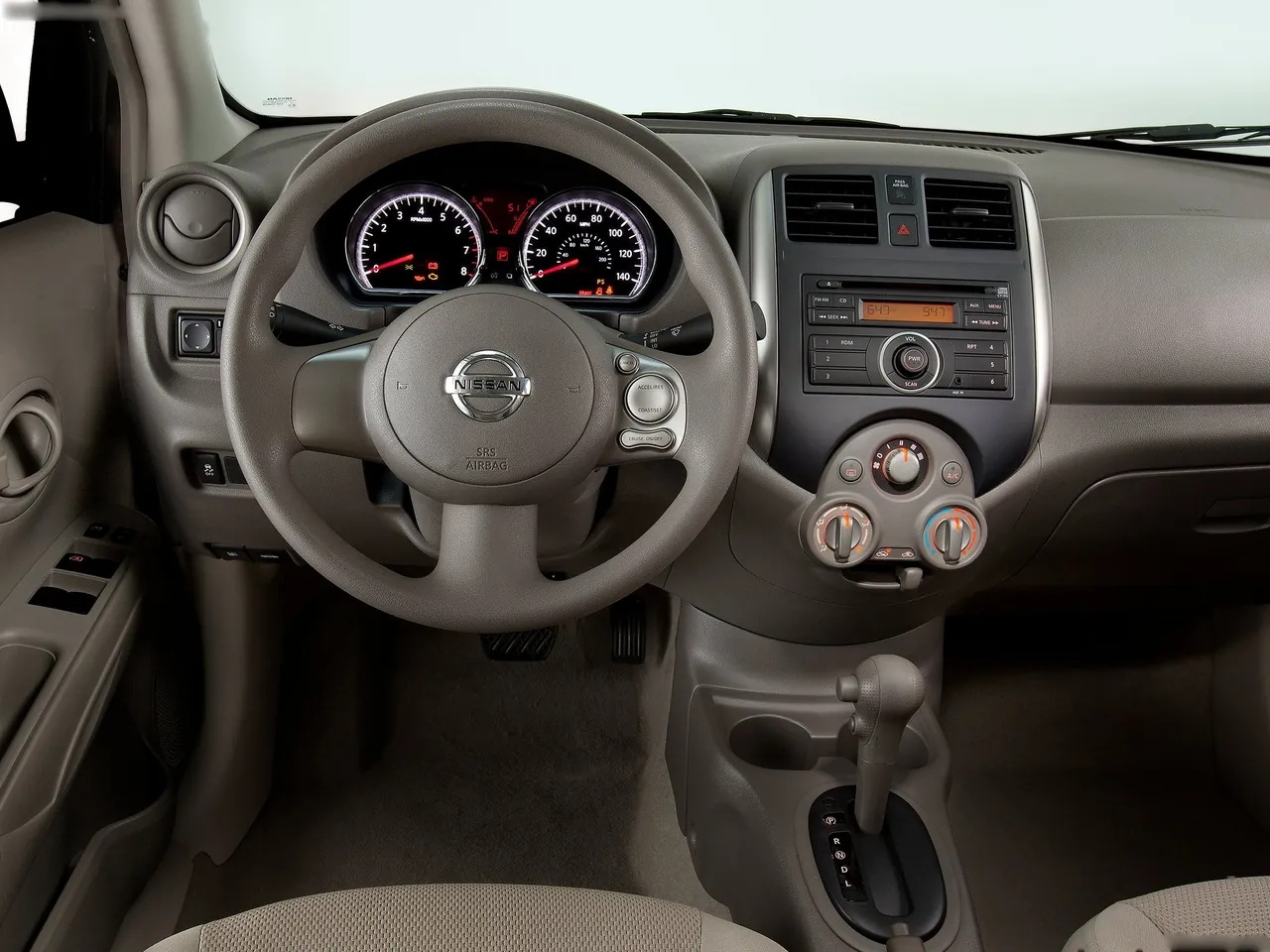 Nissan Versa Sedan (2012) – interiér
