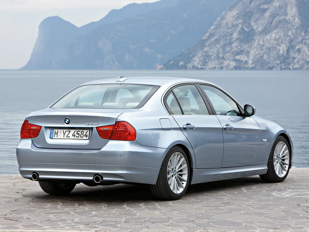 BMW 3-Series (2009) – zadní tříčtvrteční pohled