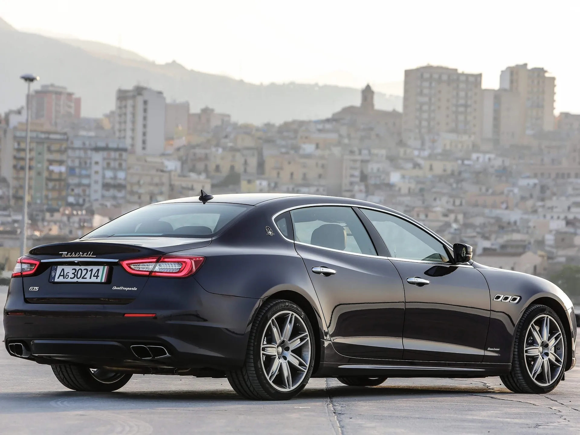 Maserati Quattroporte (2017) – zadní tříčtvrteční pohled