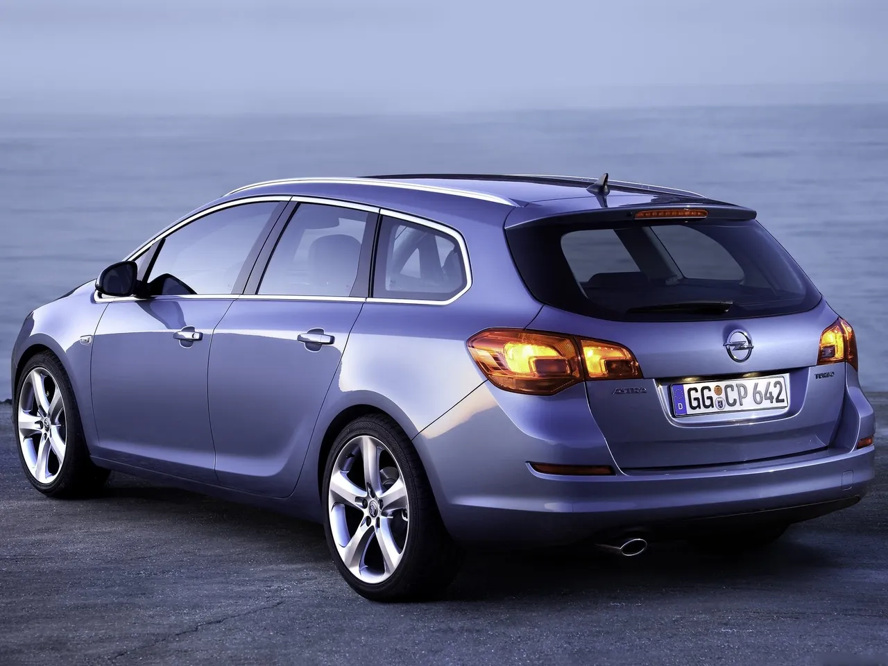 Opel Astra Sports Tourer (2011) – zadní tříčtvrteční pohled