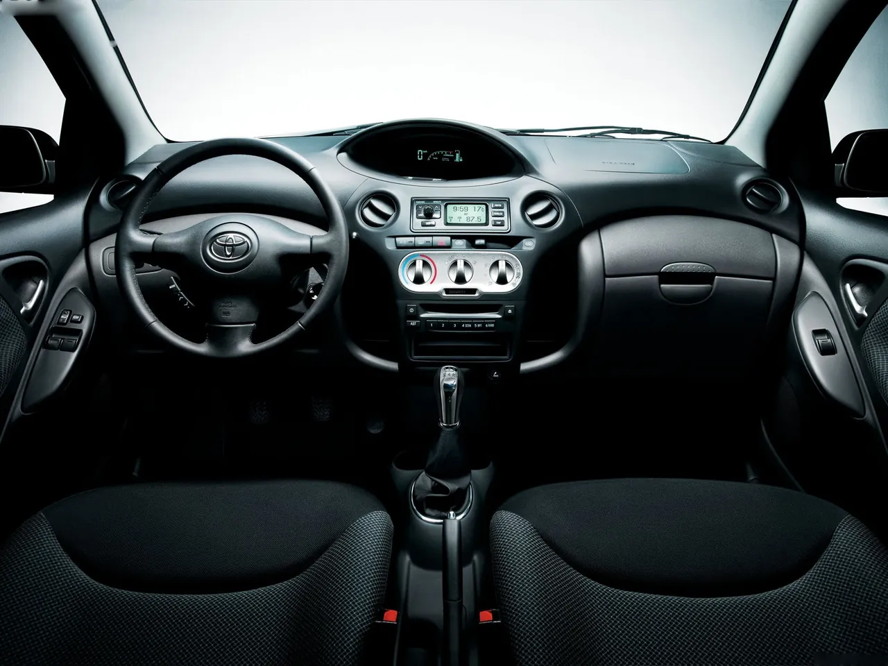 Toyota Yaris (2003) - Interior