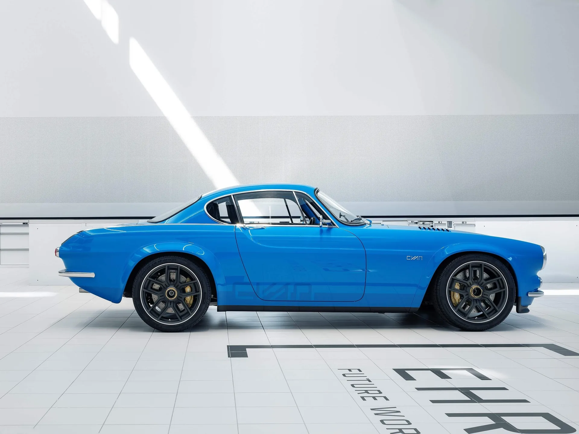 Volvo P1800 Cyan (2021) – boční profil