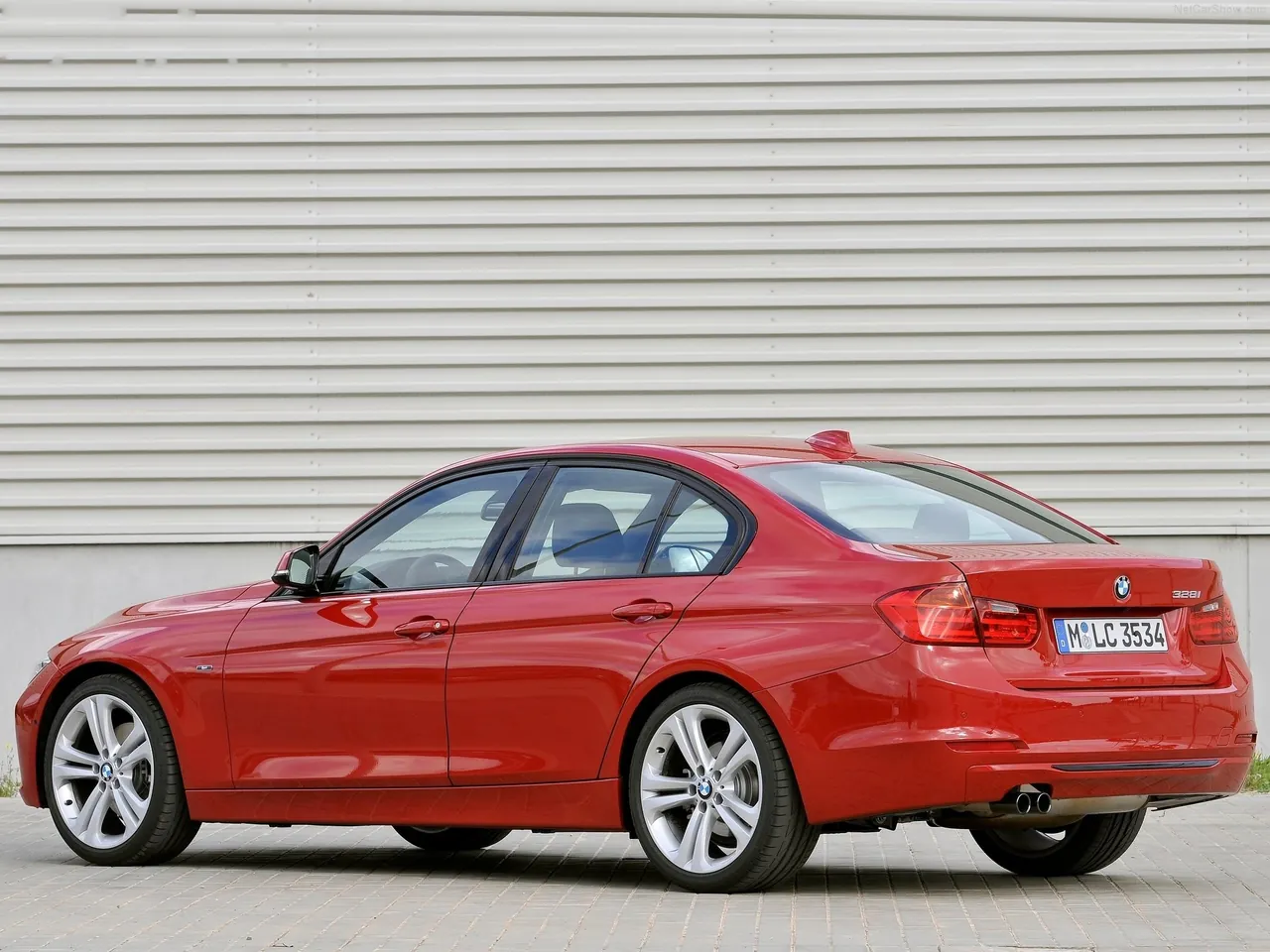 BMW 3-Series (2012) – zadní tříčtvrteční pohled