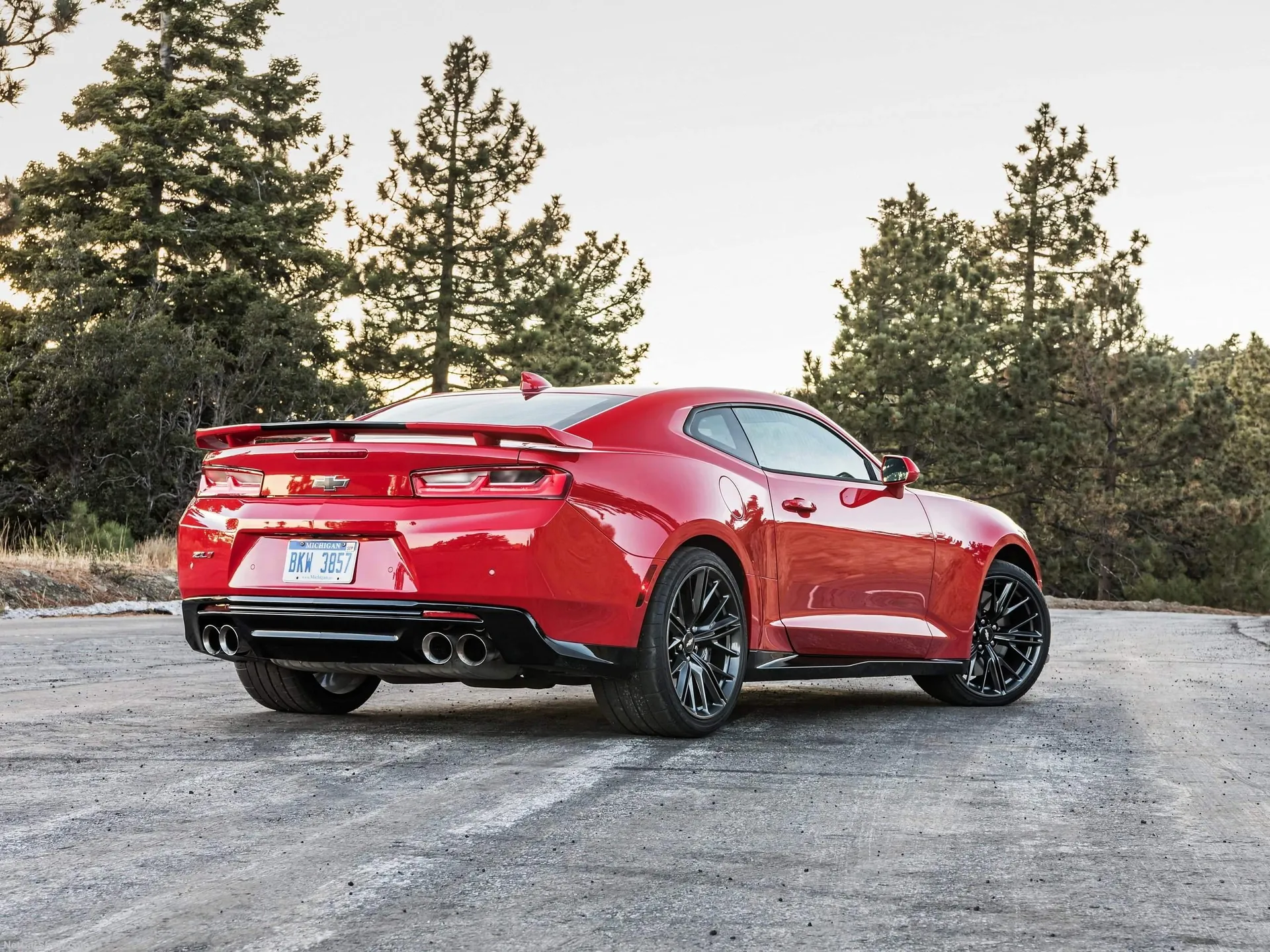 Chevrolet Camaro ZL1 (2017) – zadní tříčtvrteční pohled