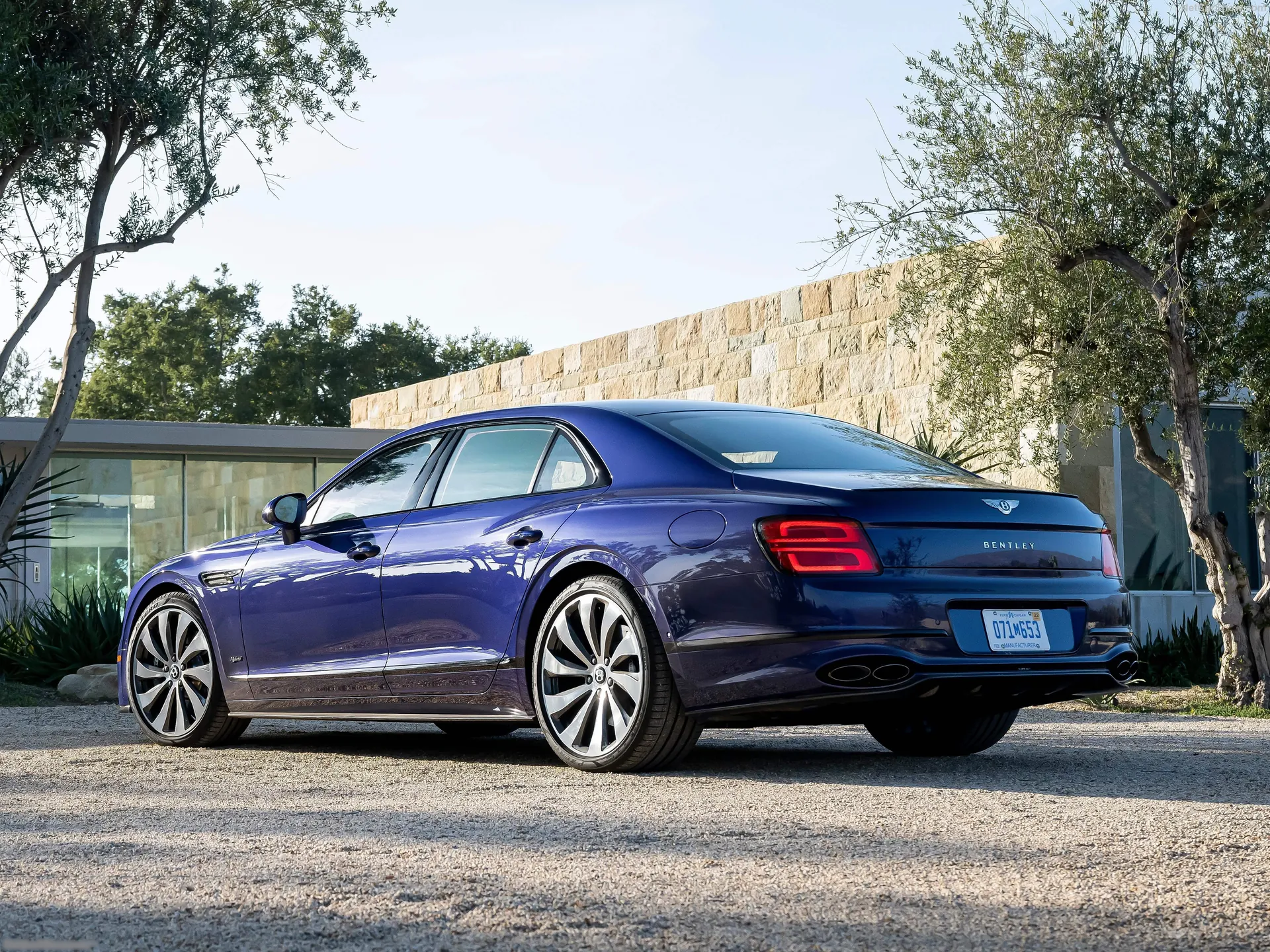 Bentley Flying Spur Hybrid (2022) – zadní tříčtvrteční pohled
