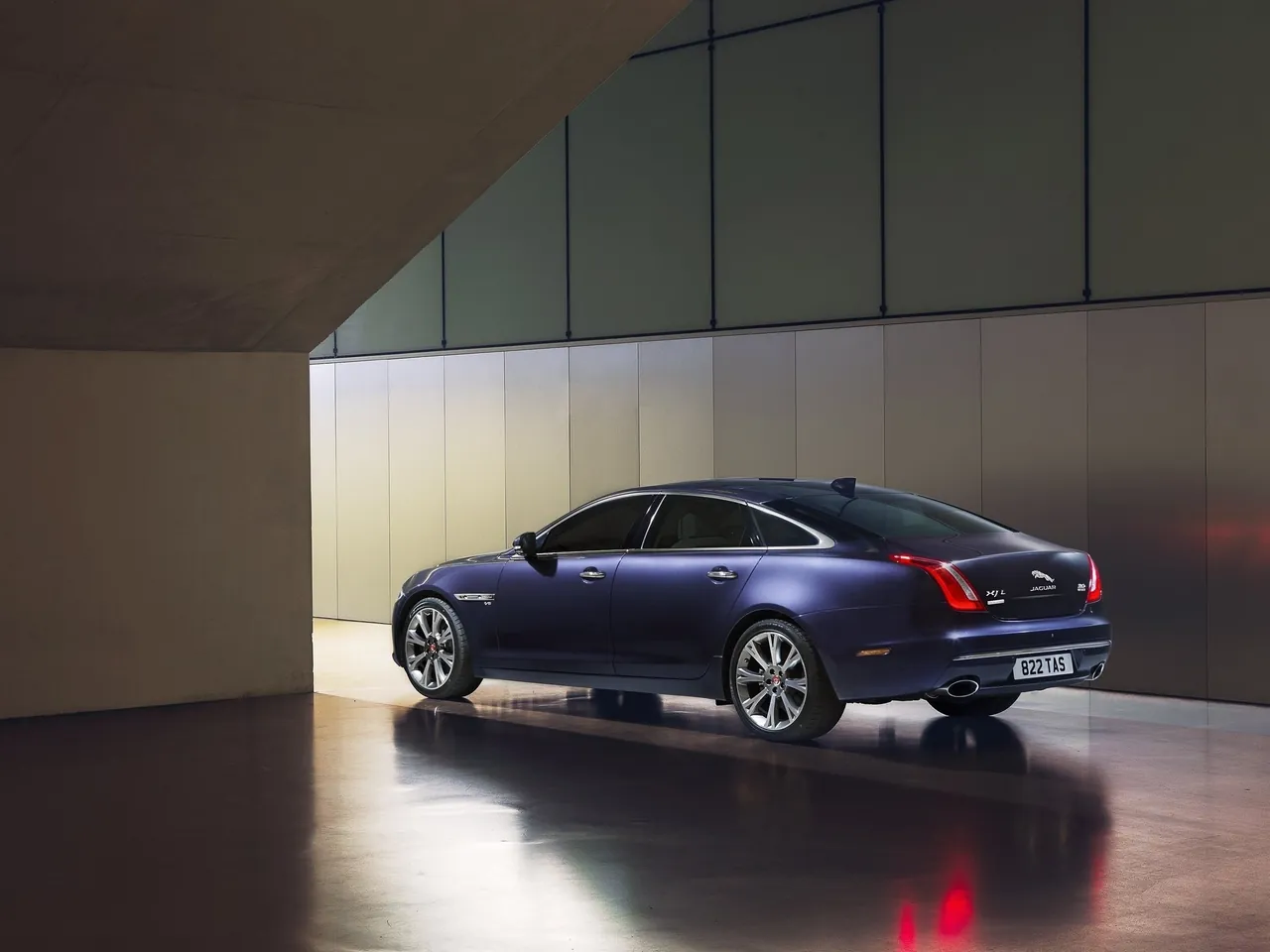 Jaguar XJ (2016) – zadní tříčtvrteční pohled
