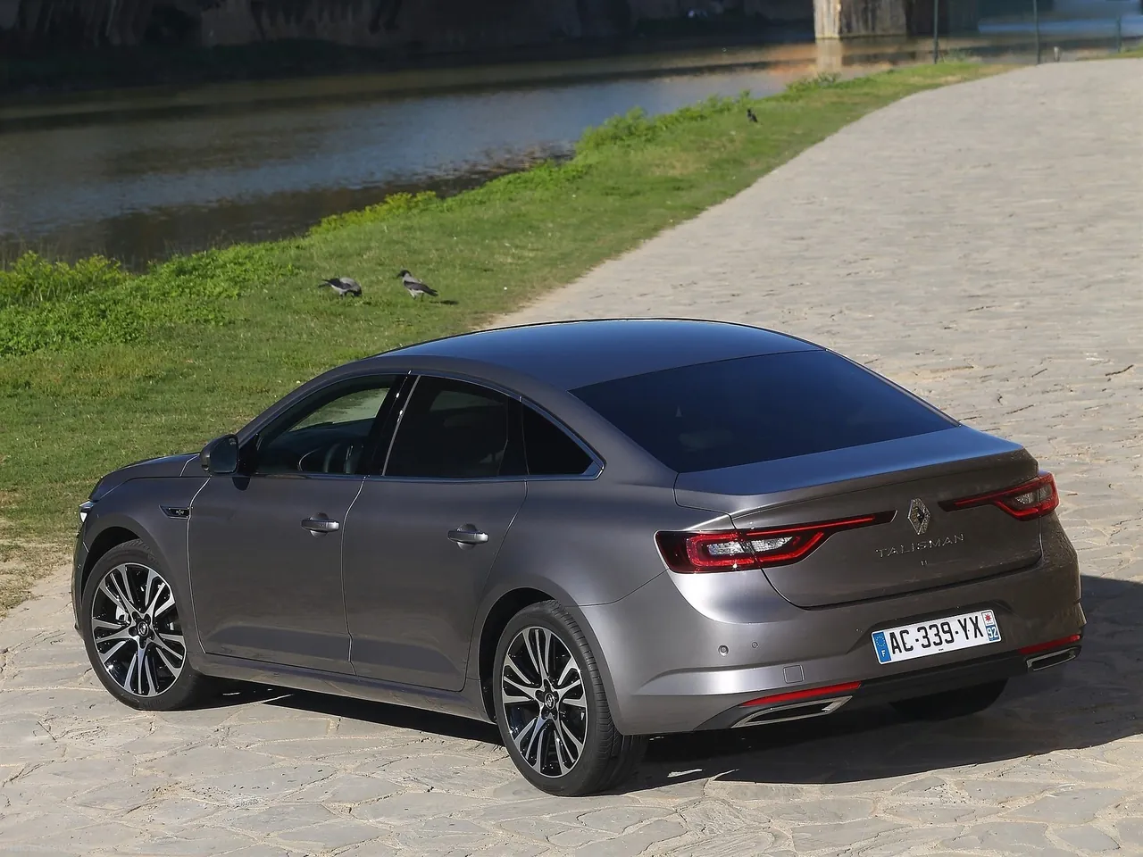 Renault Talisman (2016) – zadní tříčtvrteční pohled