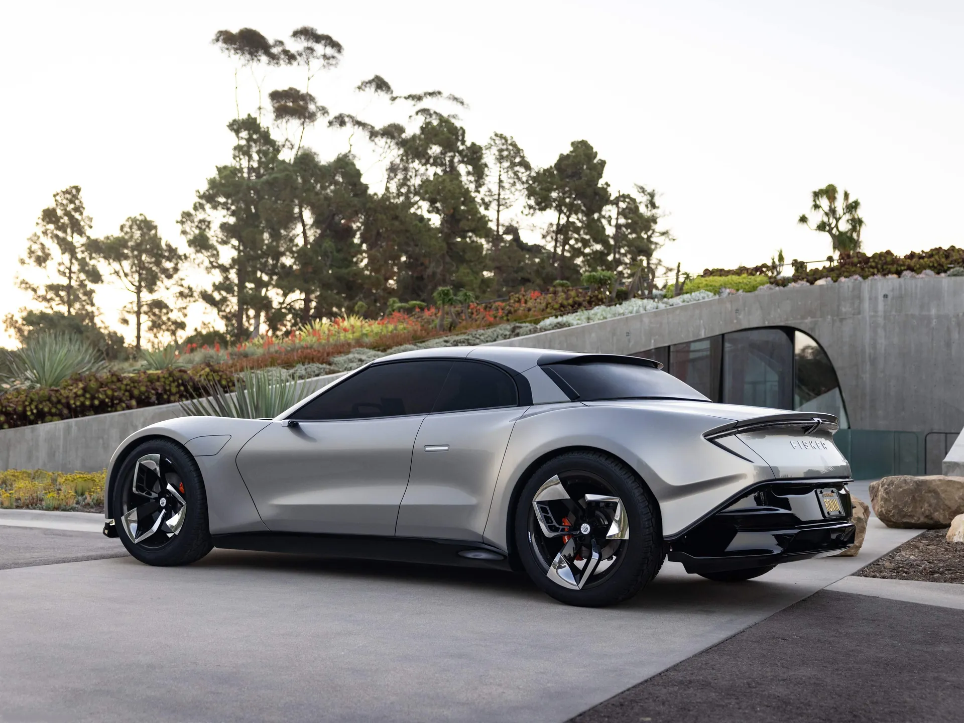 Fisker Ronin Concept (2023) – zadní tříčtvrteční pohled