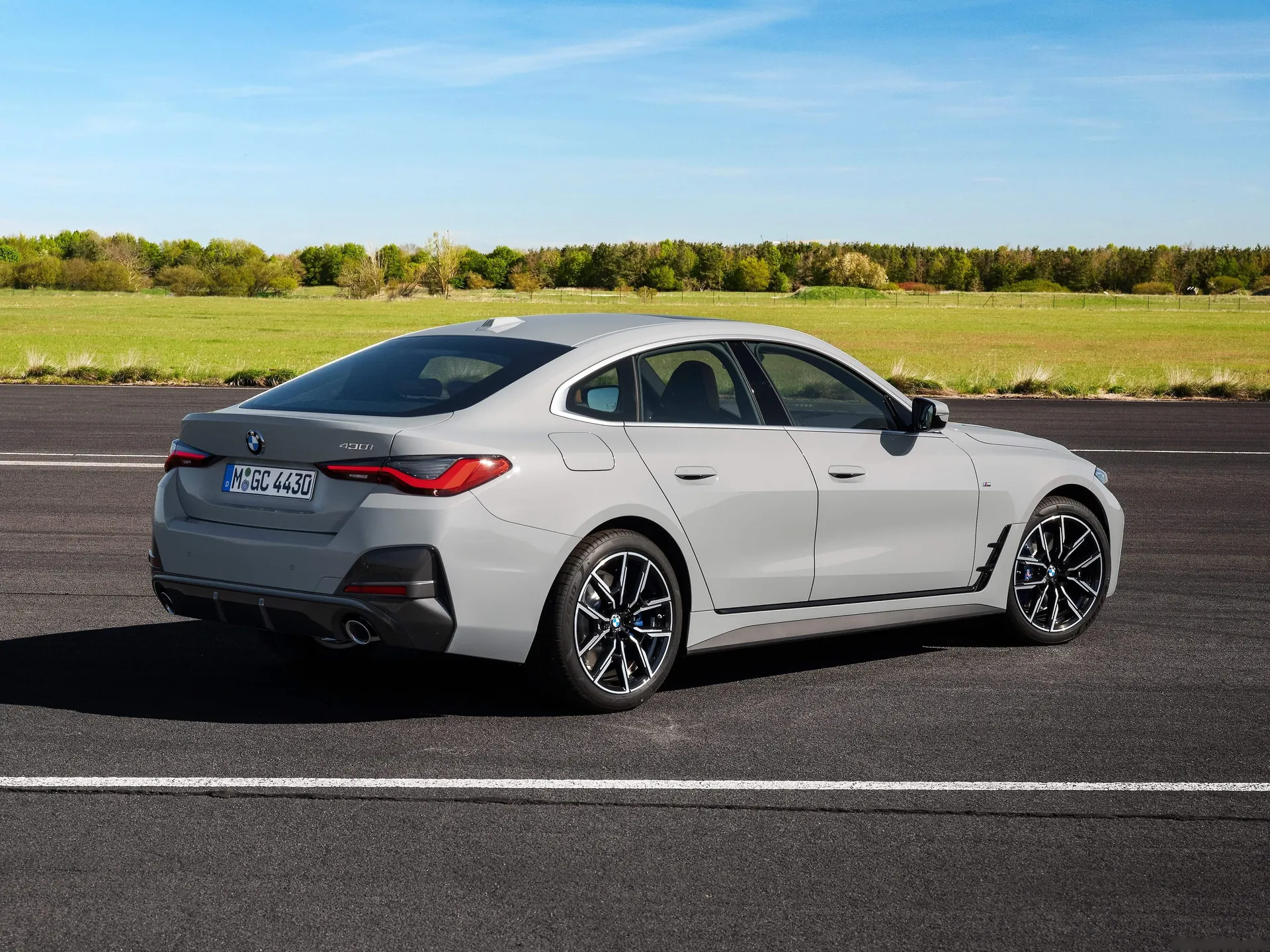 BMW 4-Series Gran Coupe (2022) – zadní tříčtvrteční pohled