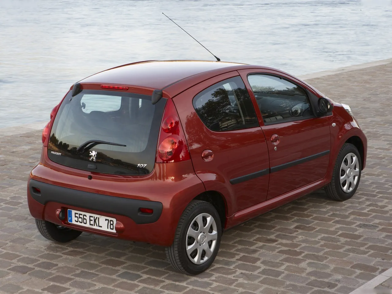 Peugeot 107 (2009) – zadní tříčtvrteční pohled