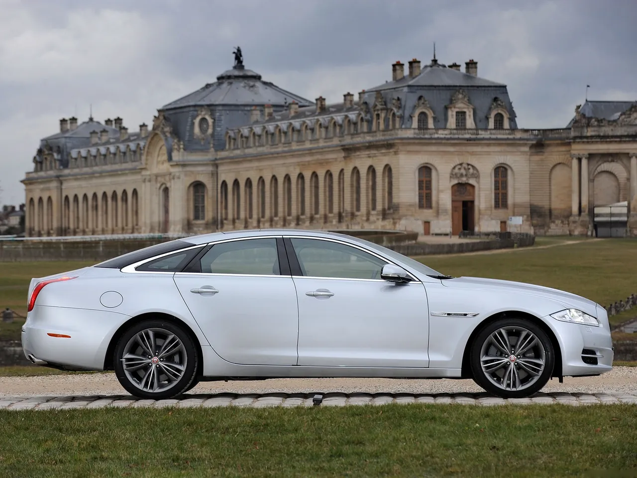 Jaguar XJ (2010) – boční profil