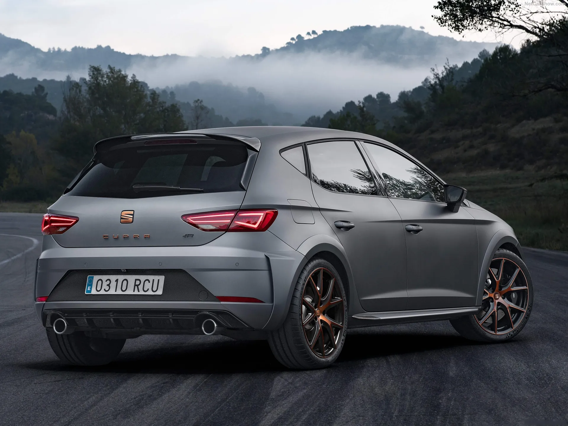 Seat Leon Cupra R (2018) – zadní tříčtvrteční pohled