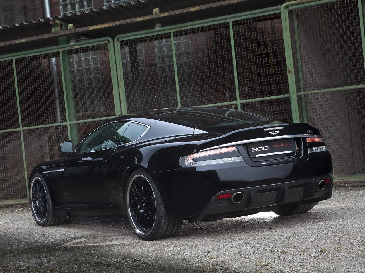 Edo Aston Martin DBS (2010) – zadní tříčtvrteční pohled