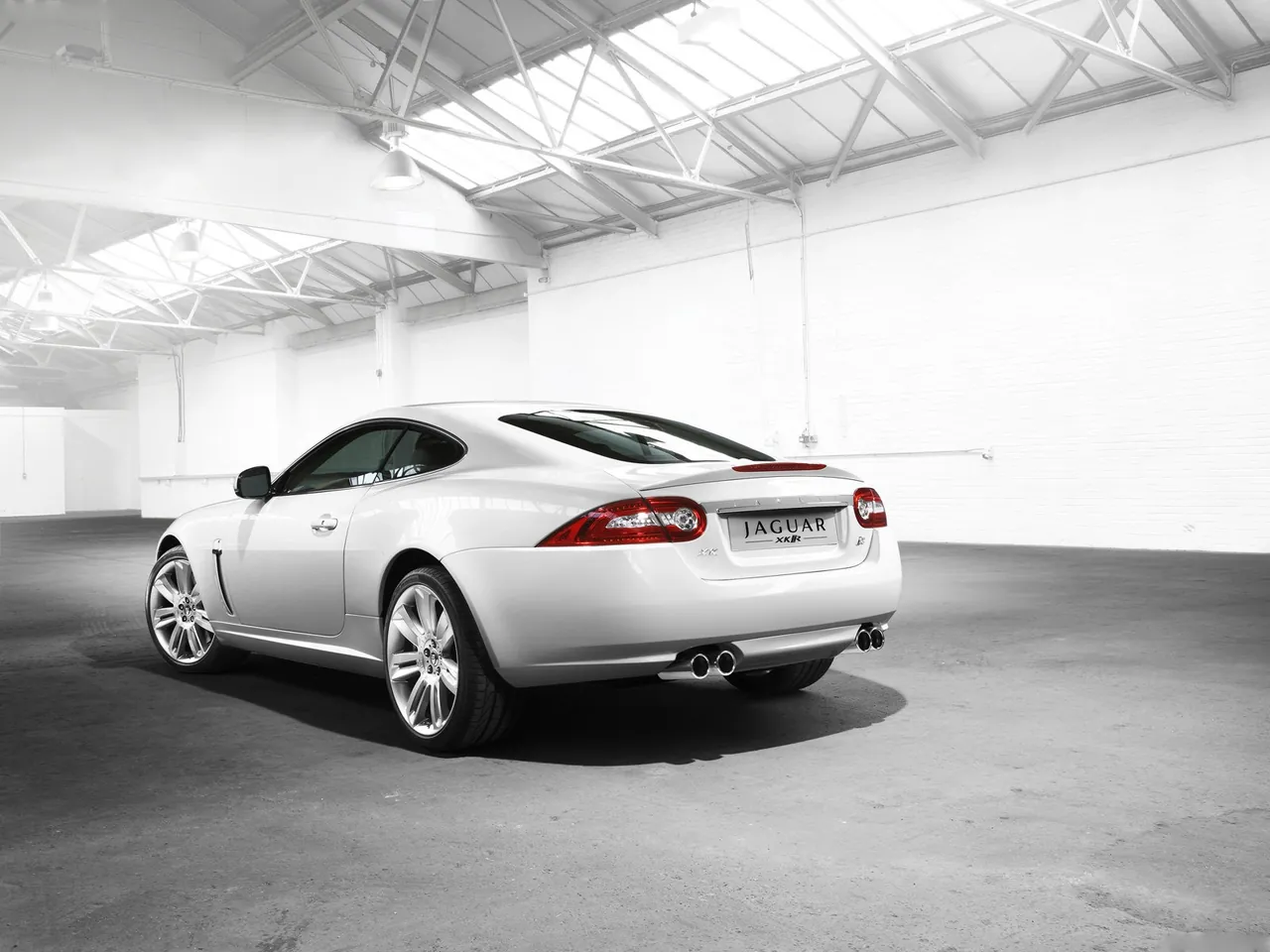 Jaguar XKR (2010) – zadní tříčtvrteční pohled
