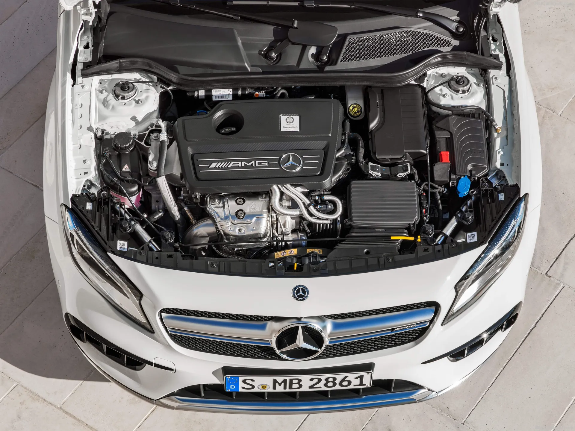 Mercedes-Benz GLA45 AMG (2018) – motorový prostor