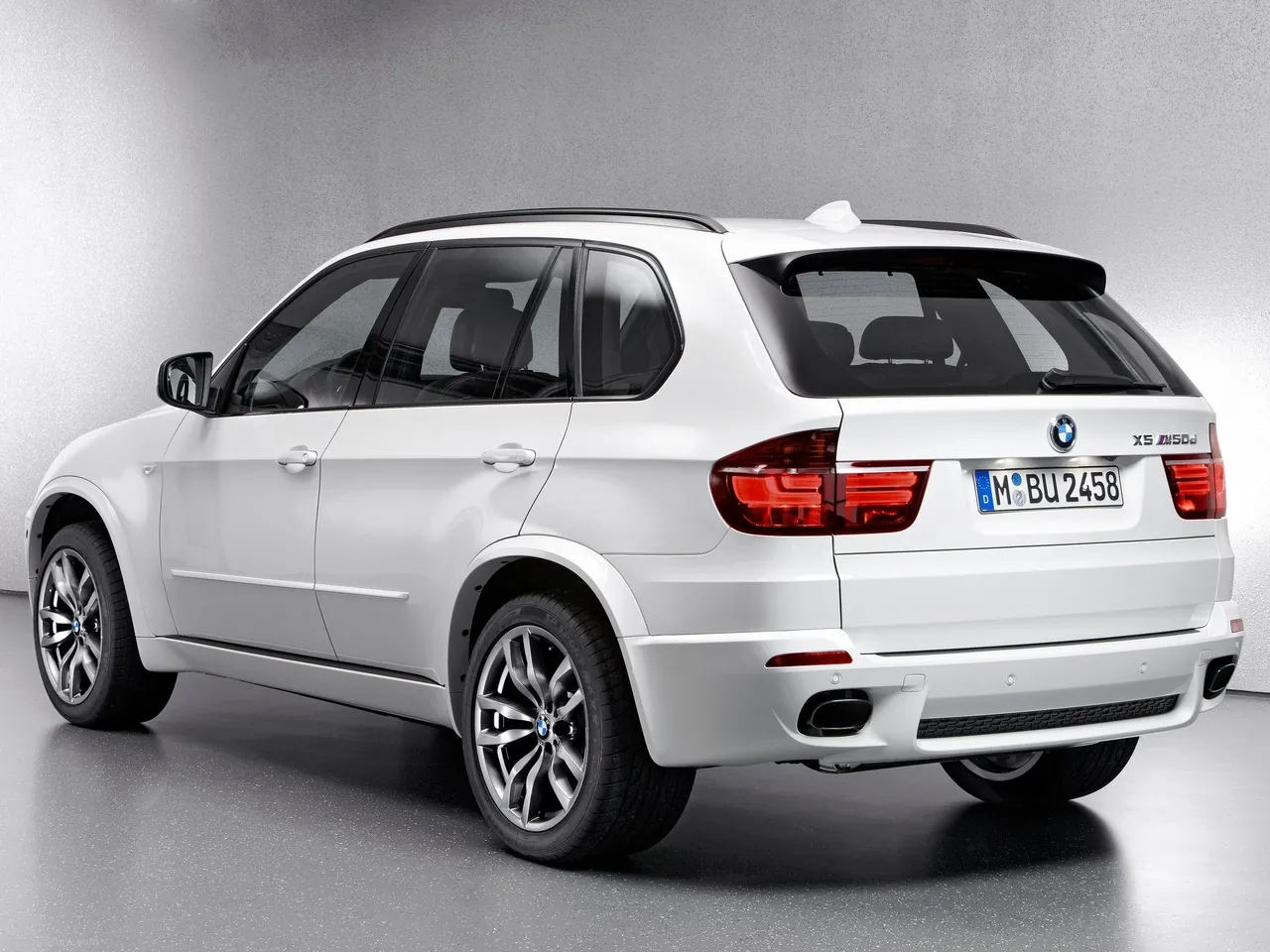 BMW X5 M50d (2013) – zadní tříčtvrteční pohled