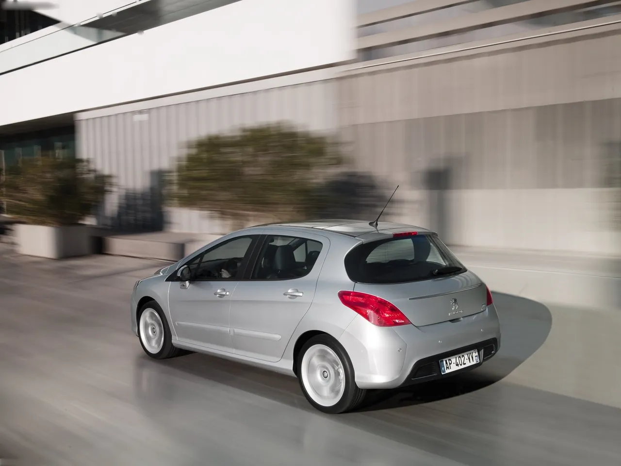 Peugeot 308 (2012) – zadní tříčtvrteční pohled