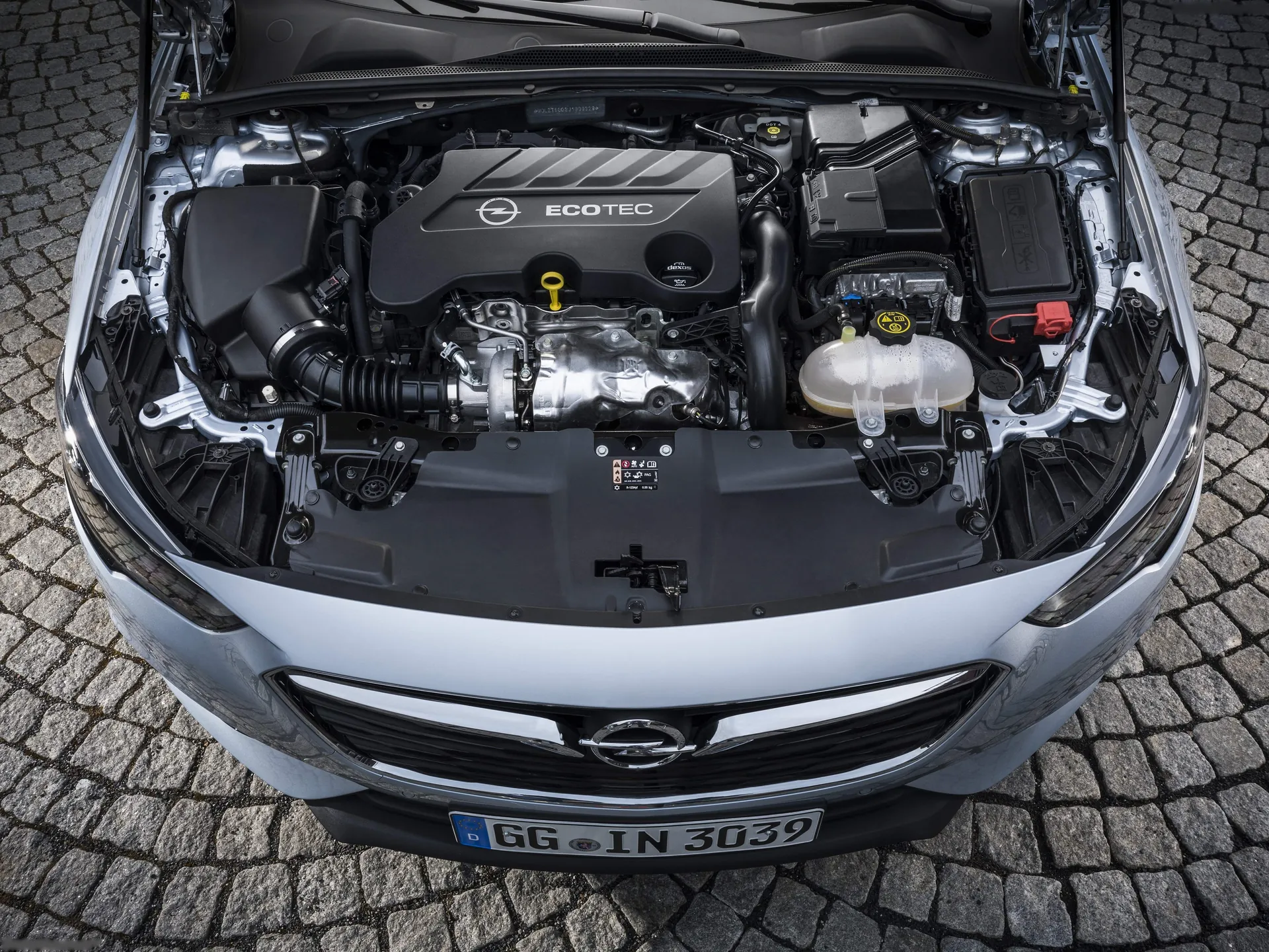 Opel Insignia Grand Sport (2017) – motorový prostor