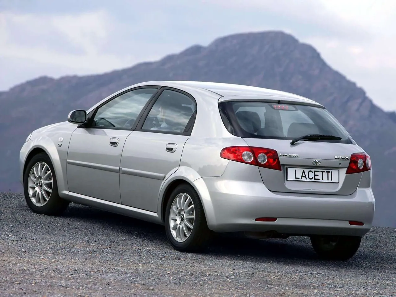 Daewoo Lacetti CDX (2004) – zadní tříčtvrteční pohled