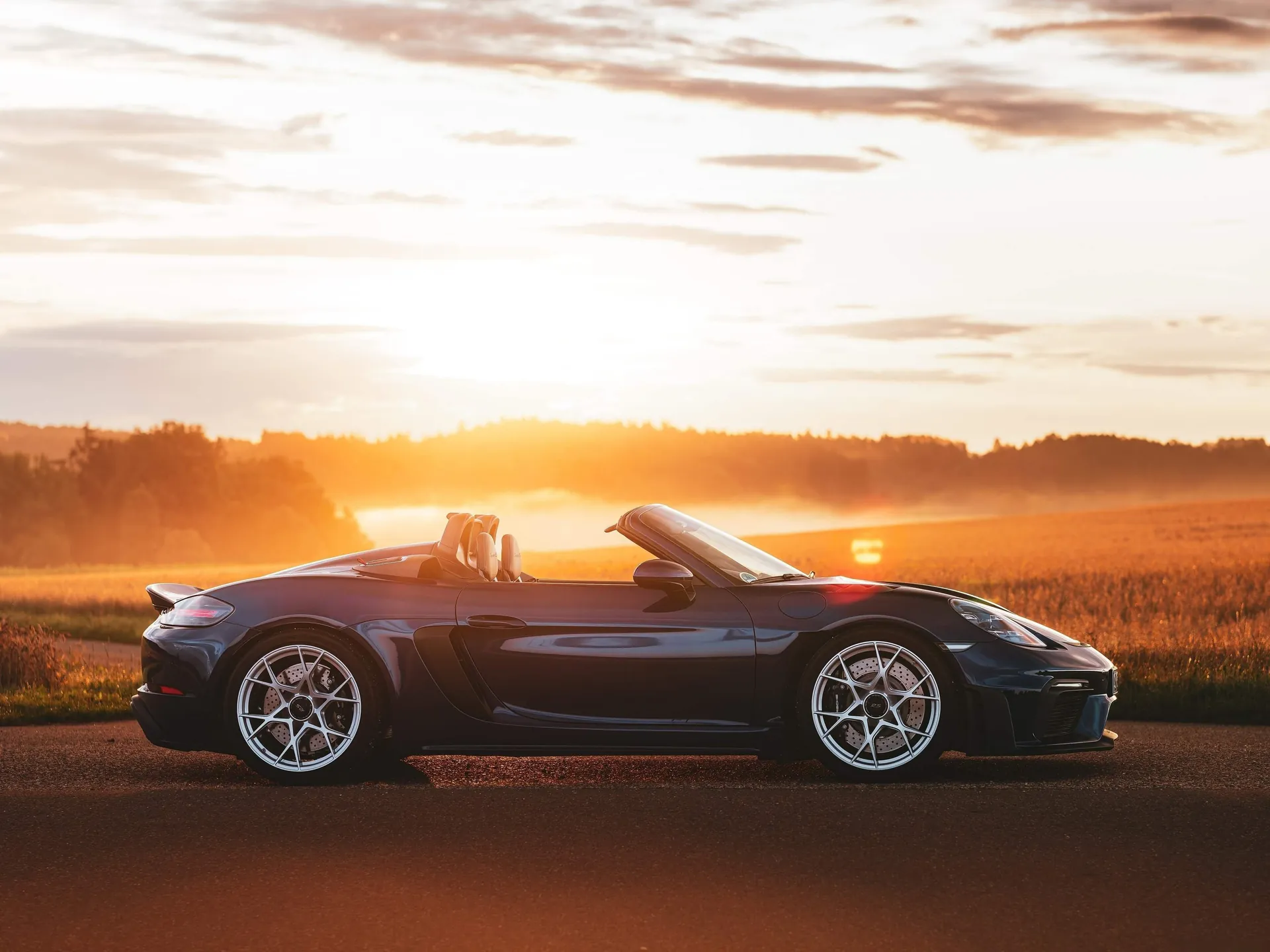 Porsche 718 Spyder RS Gentian Blue Metallic (2024) – boční profil