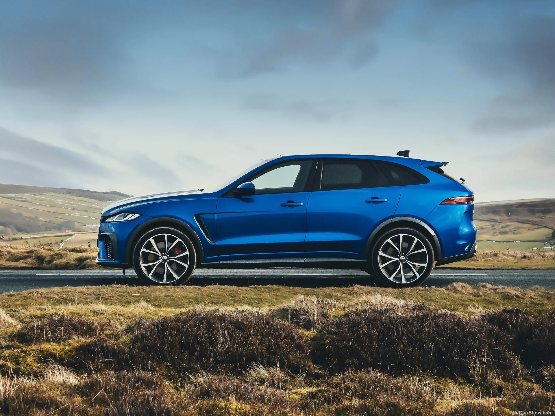 Jaguar F-Pace SVR (2021) – boční profil
