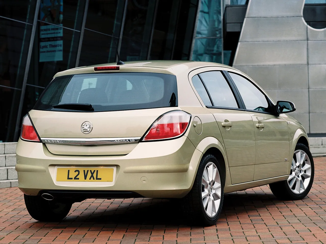 Vauxhall Astra 5-door (2005) – zadní tříčtvrteční pohled