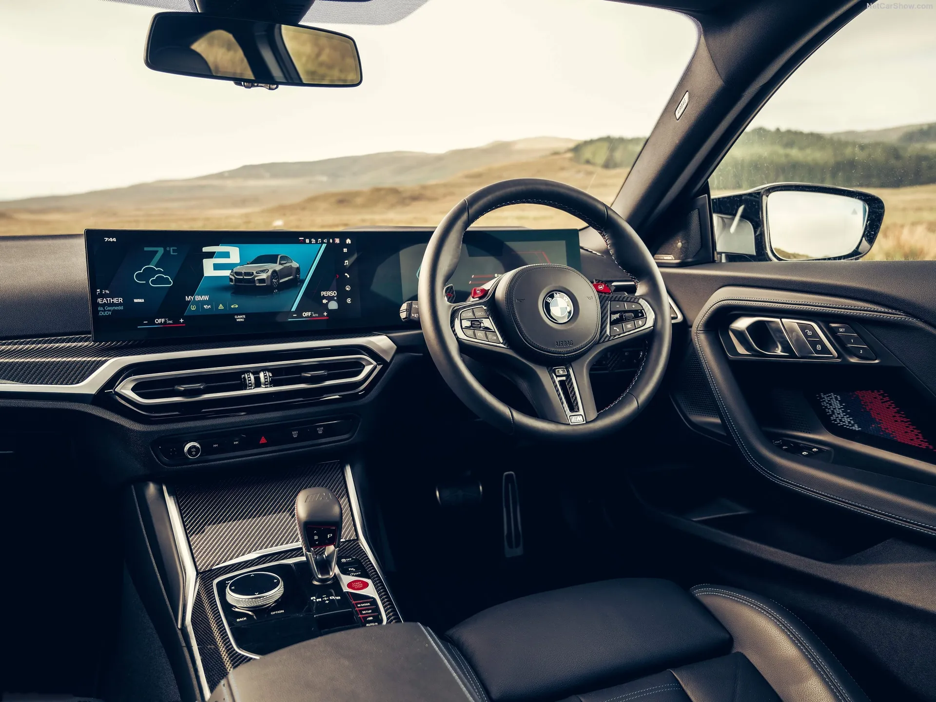 BMW M2 [UK] (2023) – interiér