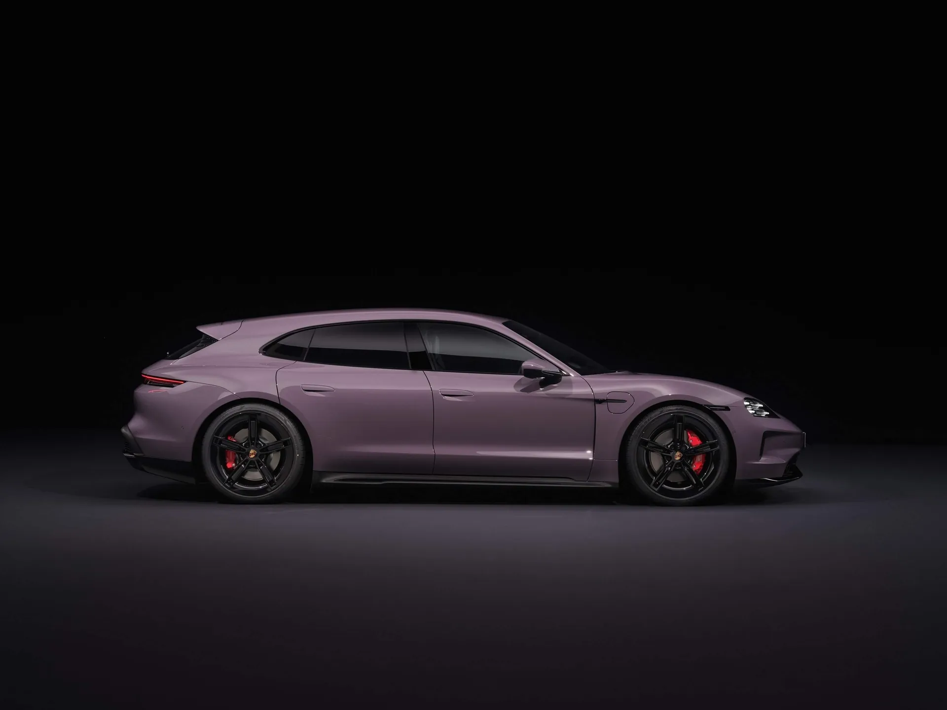 Porsche Taycan 4S Sport Turismo (2025) – boční profil