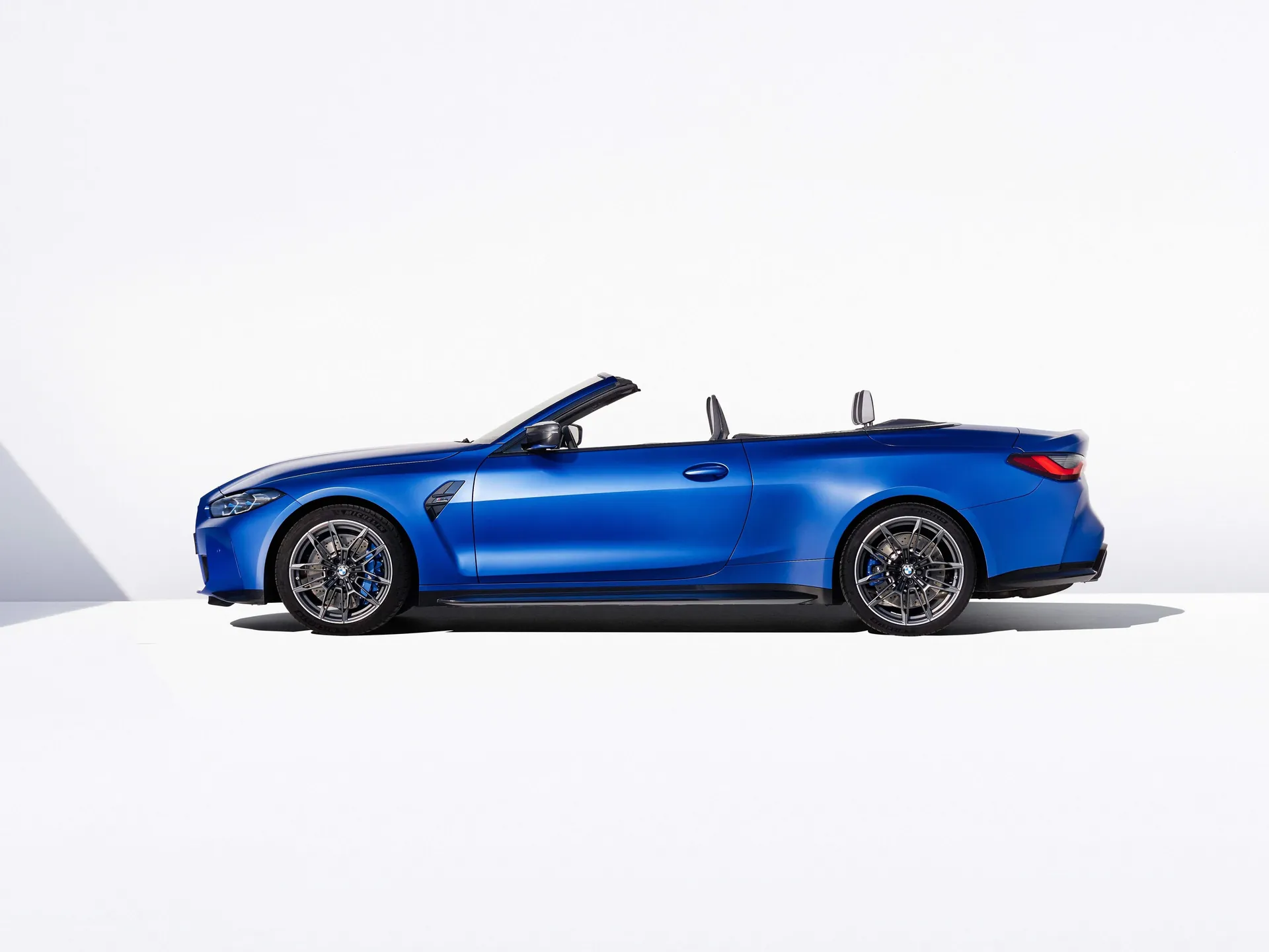 BMW M4 Competition Convertible M xDrive (2022) – boční profil