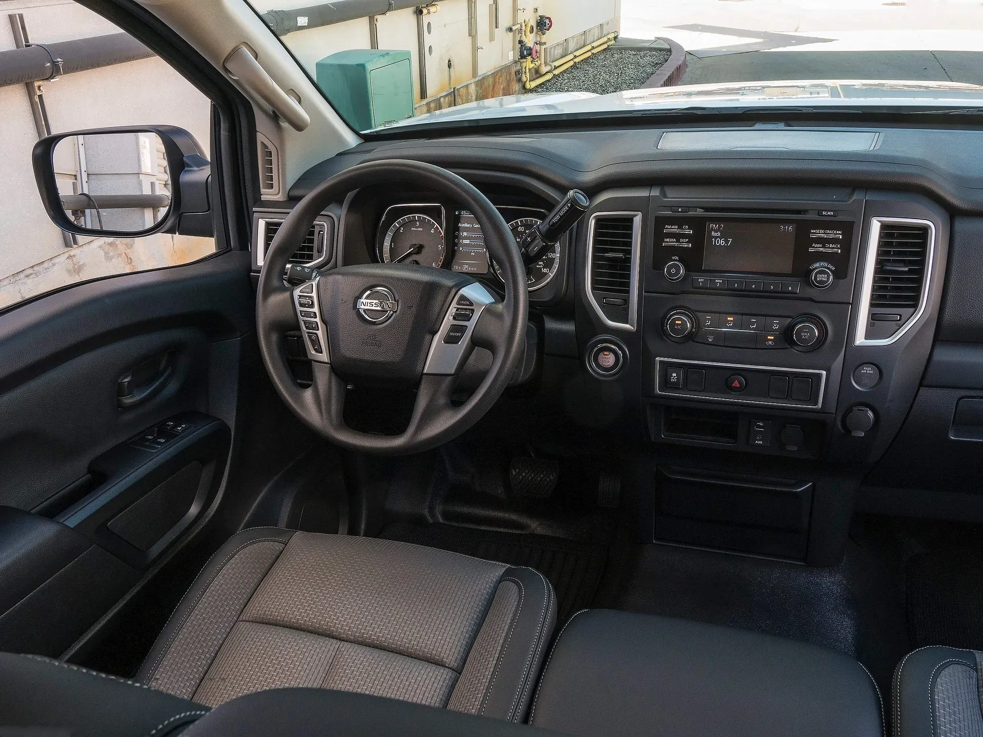 Nissan Titan Single Cab (2017) – interiér