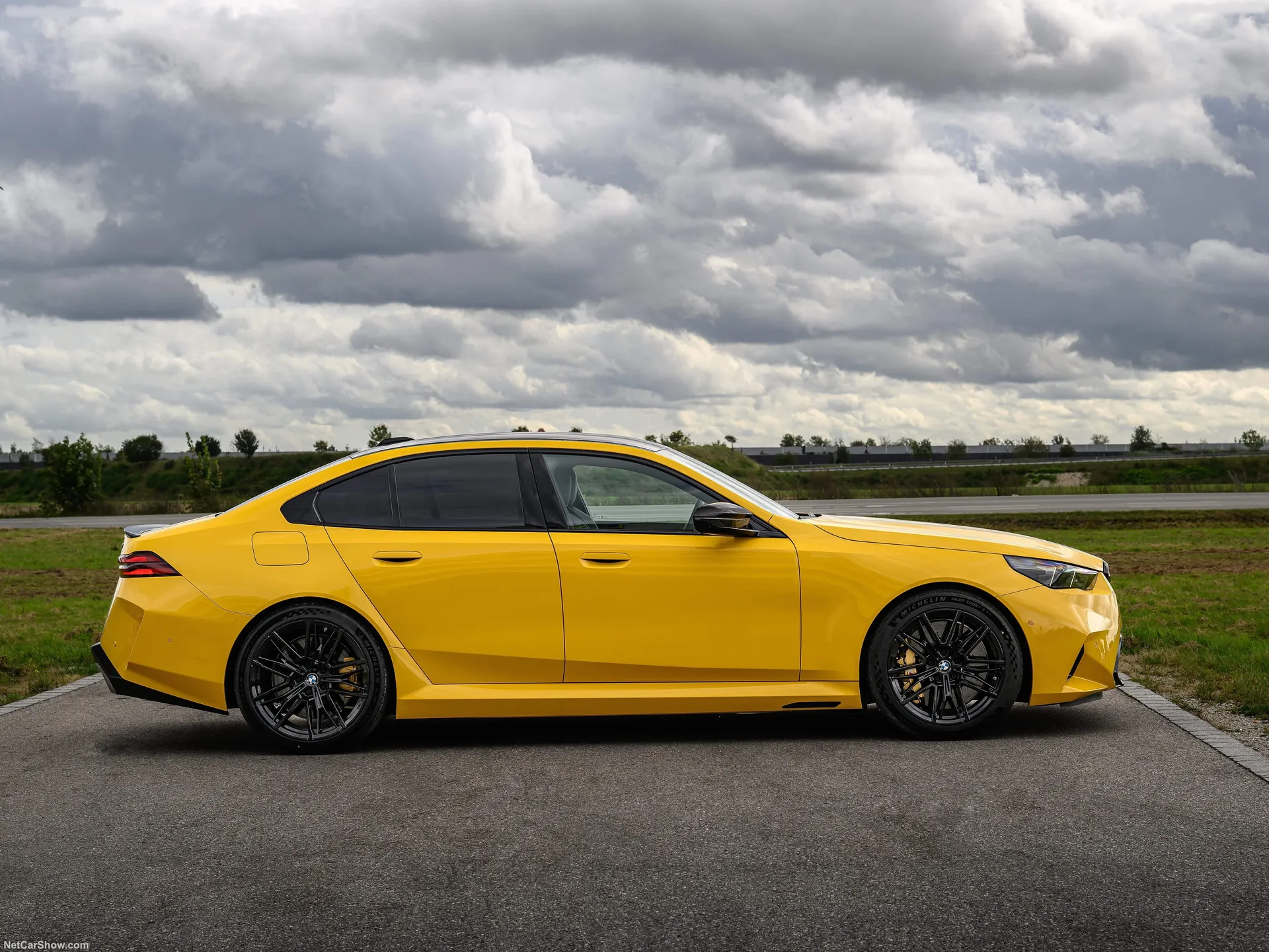 BMW M5 Speed Yellow (2025) – boční profil