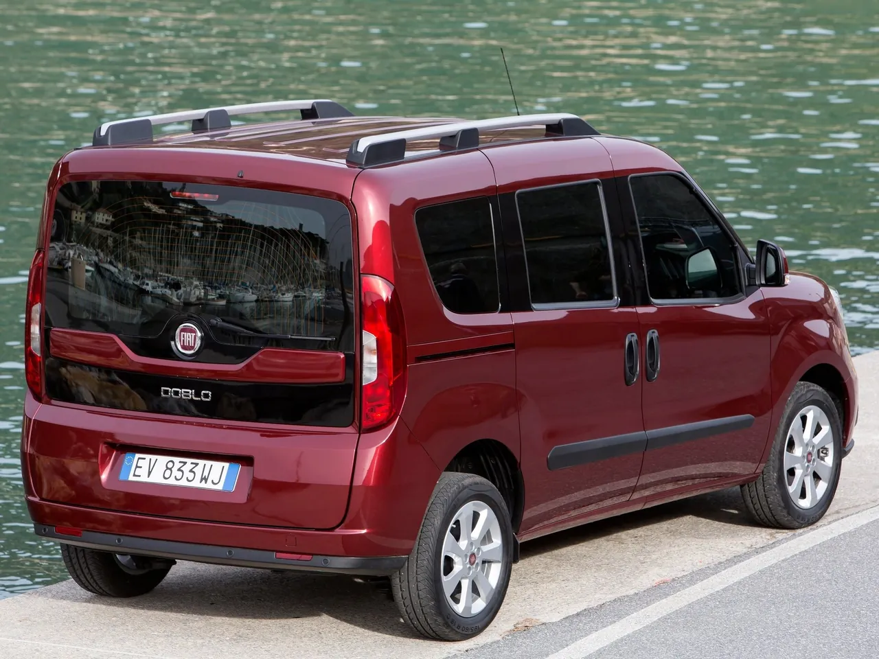 Fiat Doblo (2015) – zadní tříčtvrteční pohled