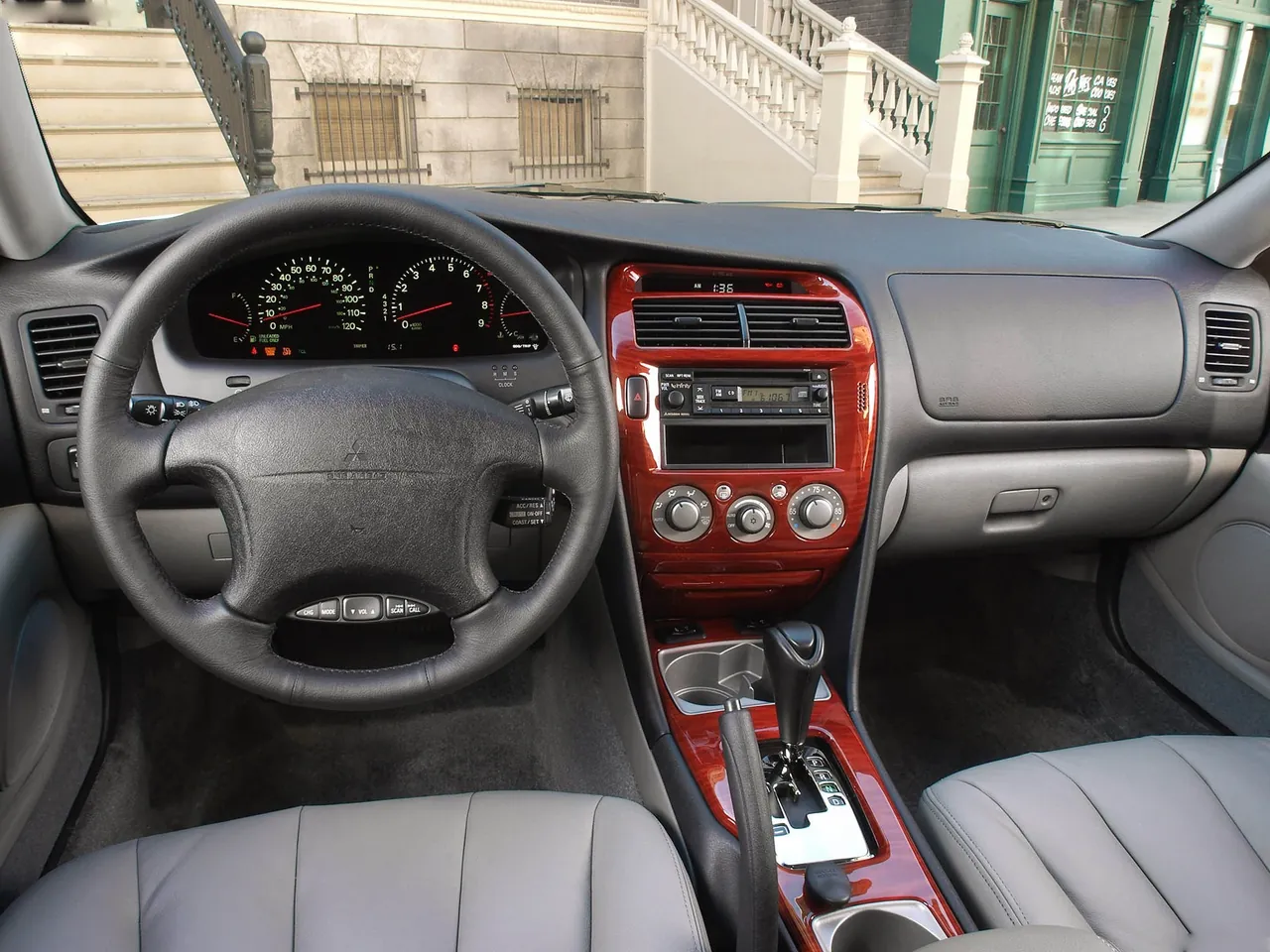 Mitsubishi Diamante (2004) – interiér