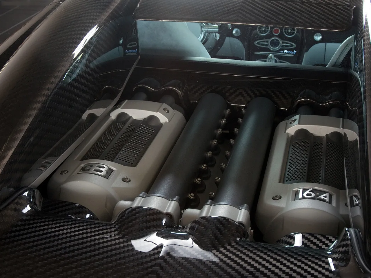 Mansory Bugatti Veyron Linea Vincero (2009) – motorový prostor