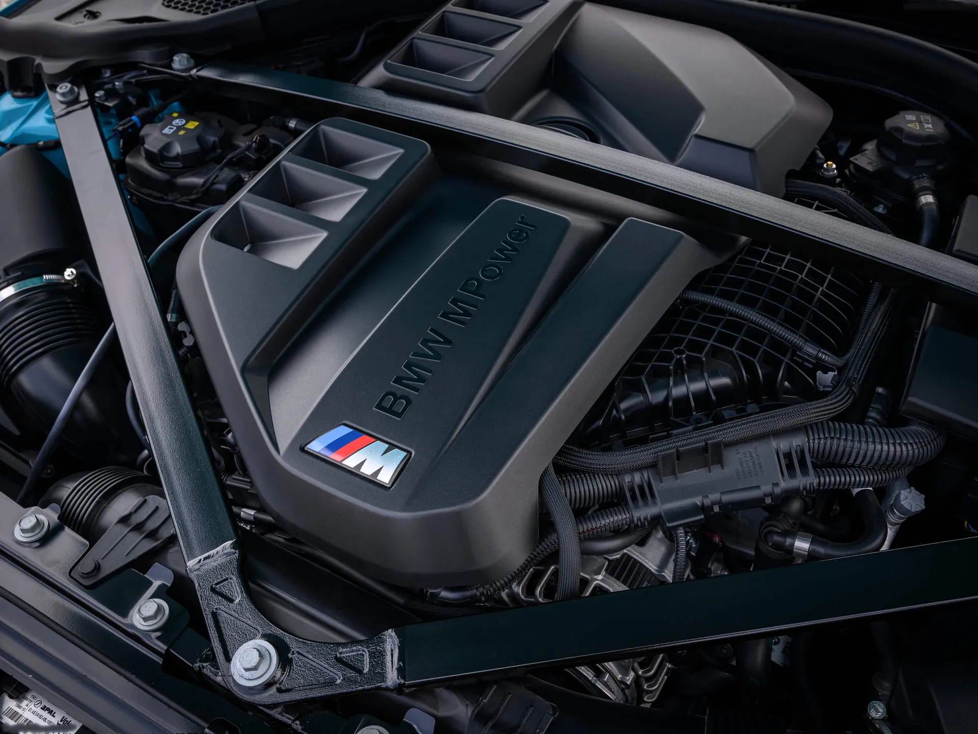 BMW M2 with M xDrive (2027) – motorový prostor