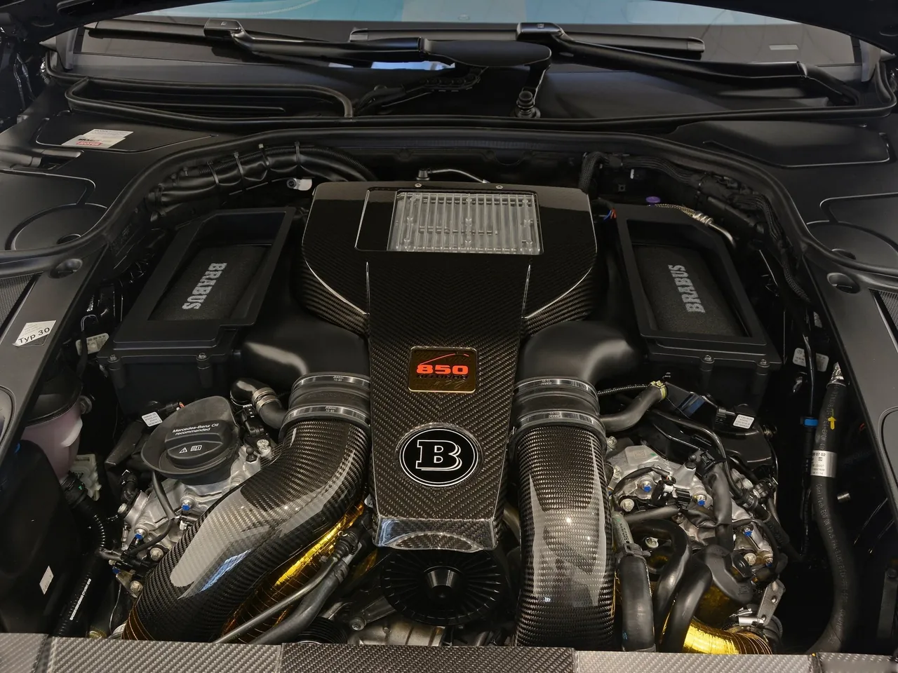 Brabus 850 6.0 Biturbo Coupe (2015) – motorový prostor