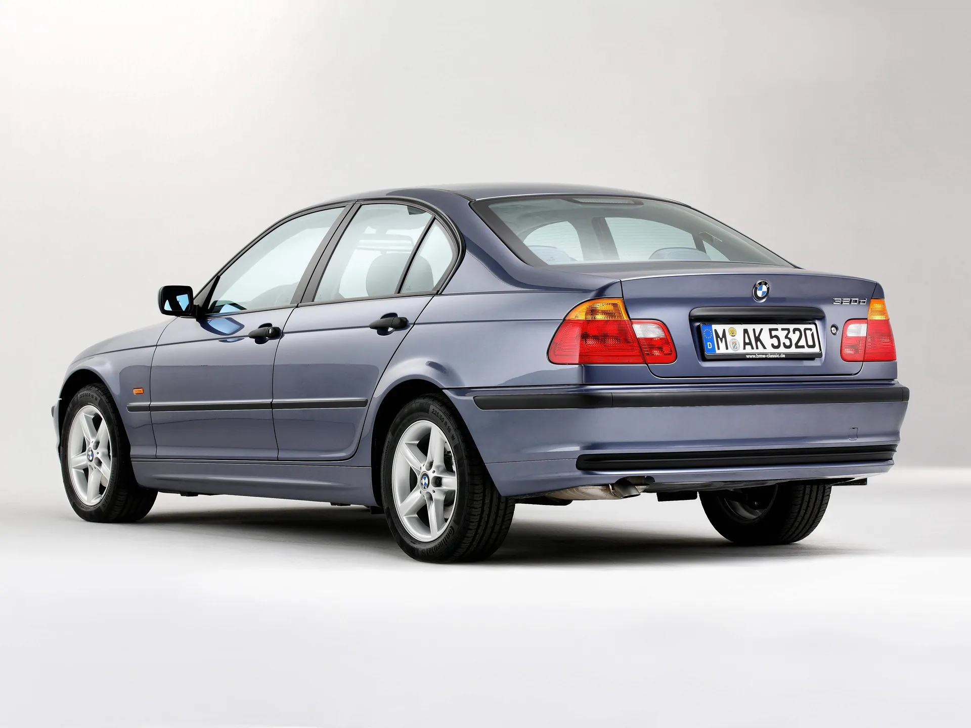 BMW 3-Series (1999) – zadní tříčtvrteční pohled