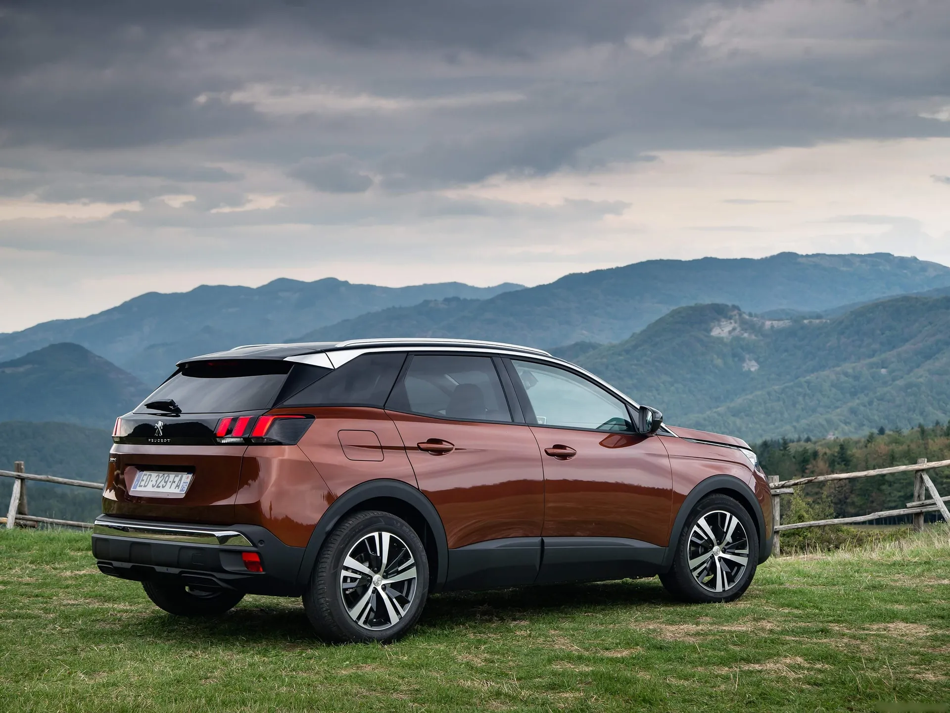 Peugeot 3008 (2017) – zadní tříčtvrteční pohled