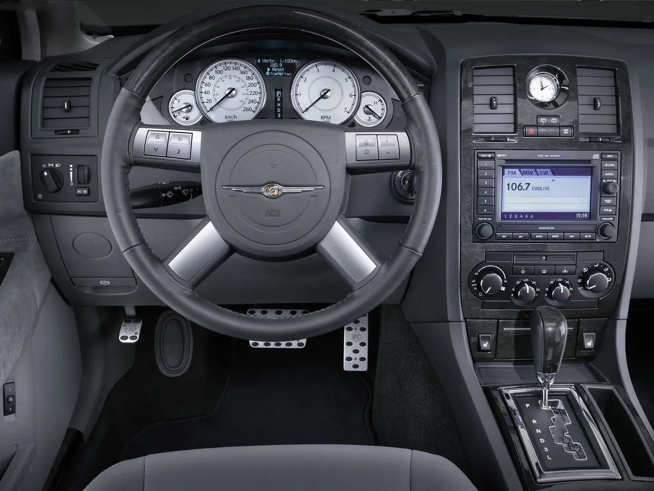 Startech Chrysler 300C (2004) – interiér