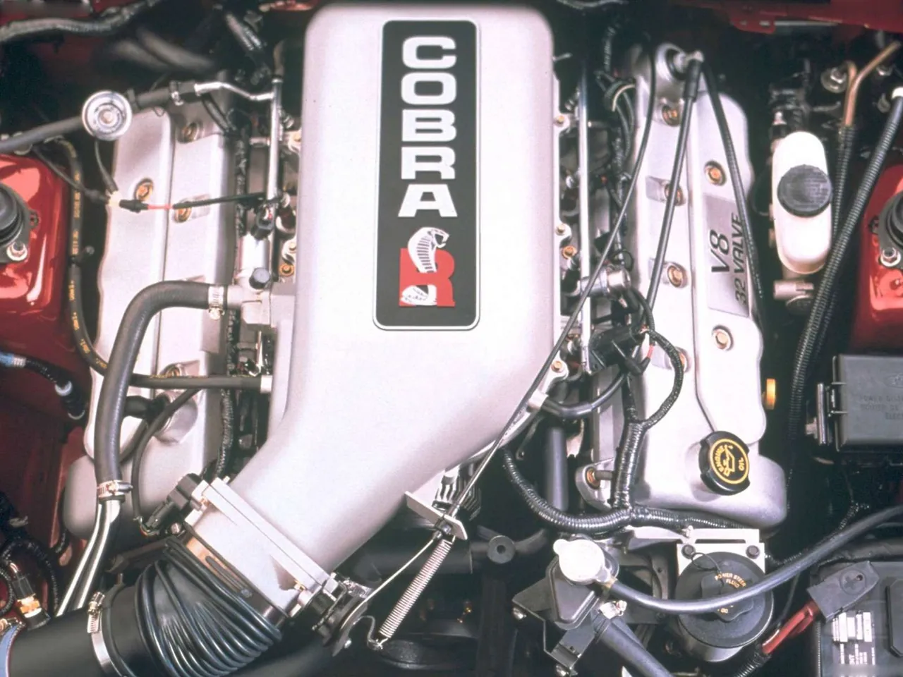 Ford Mustang SVT Cobra R (2000) – motorový prostor