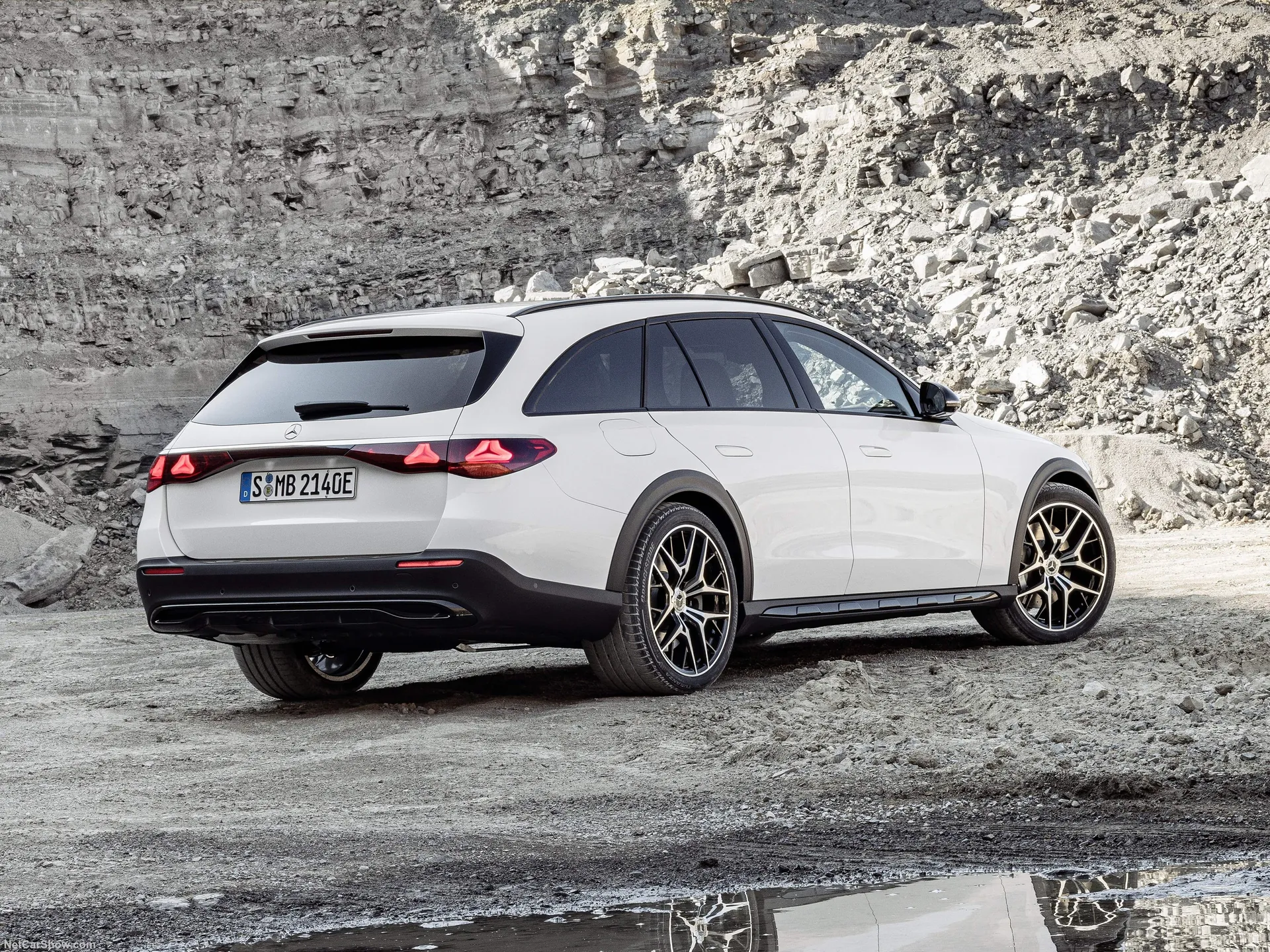 Mercedes-Benz E-Class All-Terrain (2024) - Rear Three-Quarter