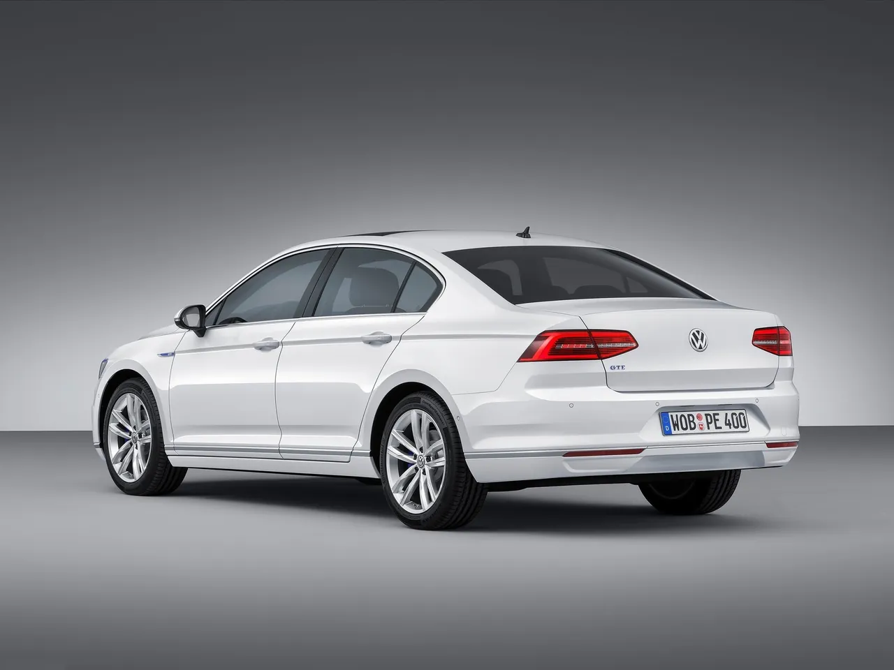 Volkswagen Passat GTE (2015) - Rear Three-Quarter