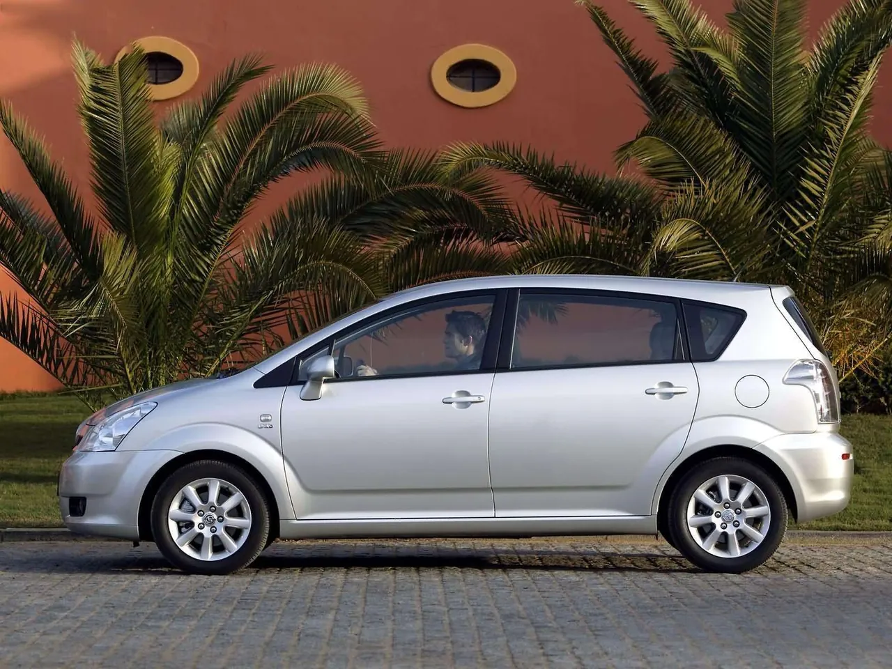 Toyota Corolla Verso D4D (2004) - Side Profile