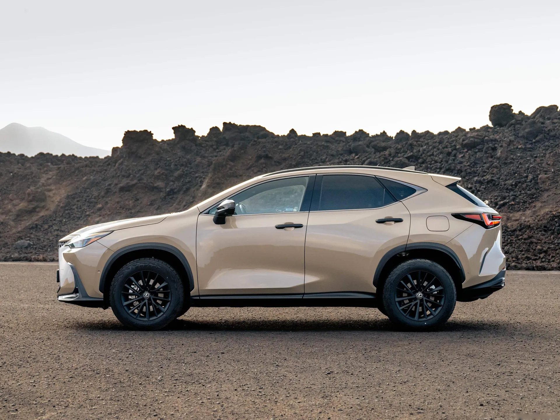 Lexus NX Overtrail (2025) – boční profil