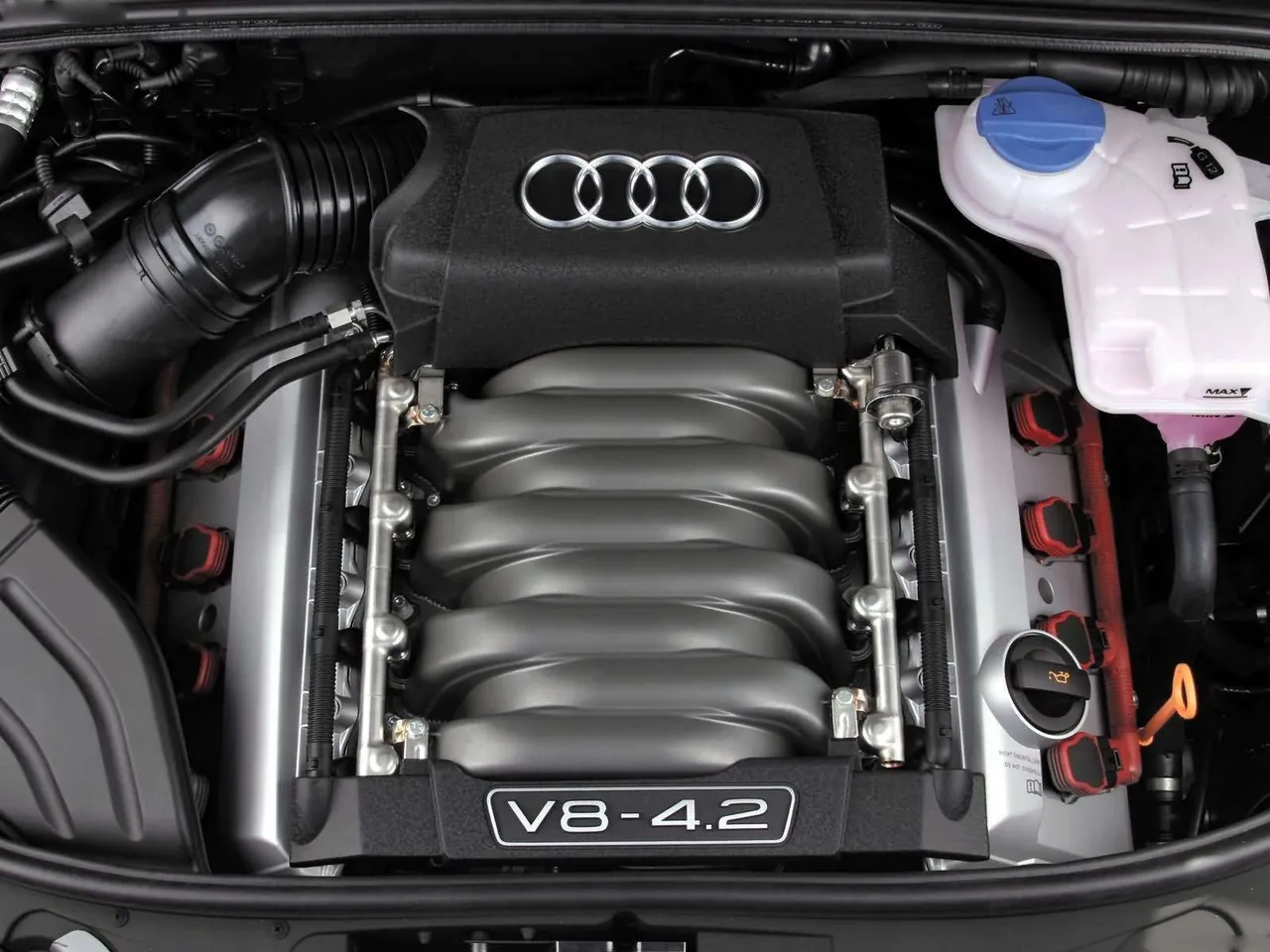 Audi S4 (2005) – motorový prostor
