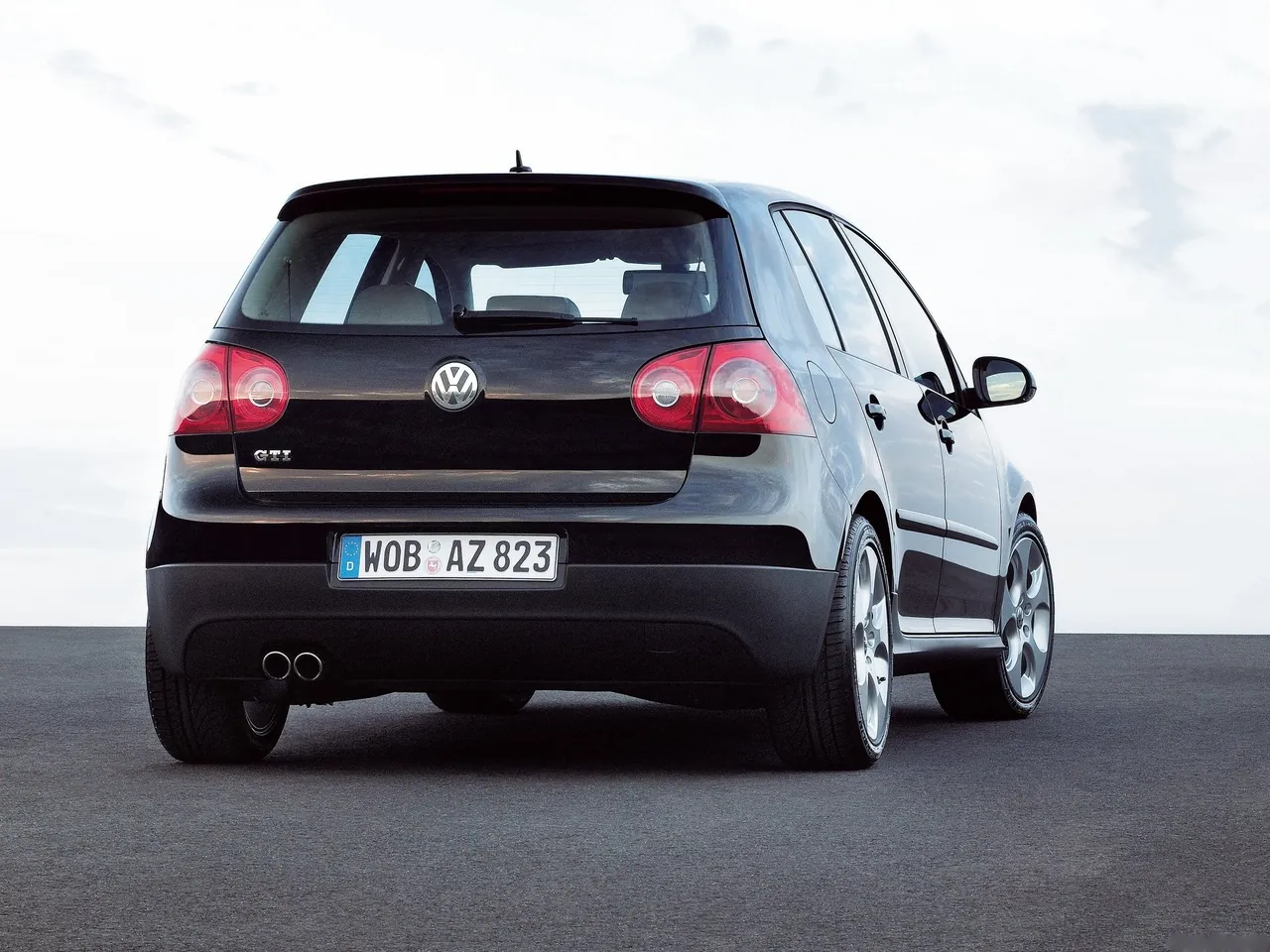 Volkswagen Golf GTI 5-door (2004) – zadní tříčtvrteční pohled